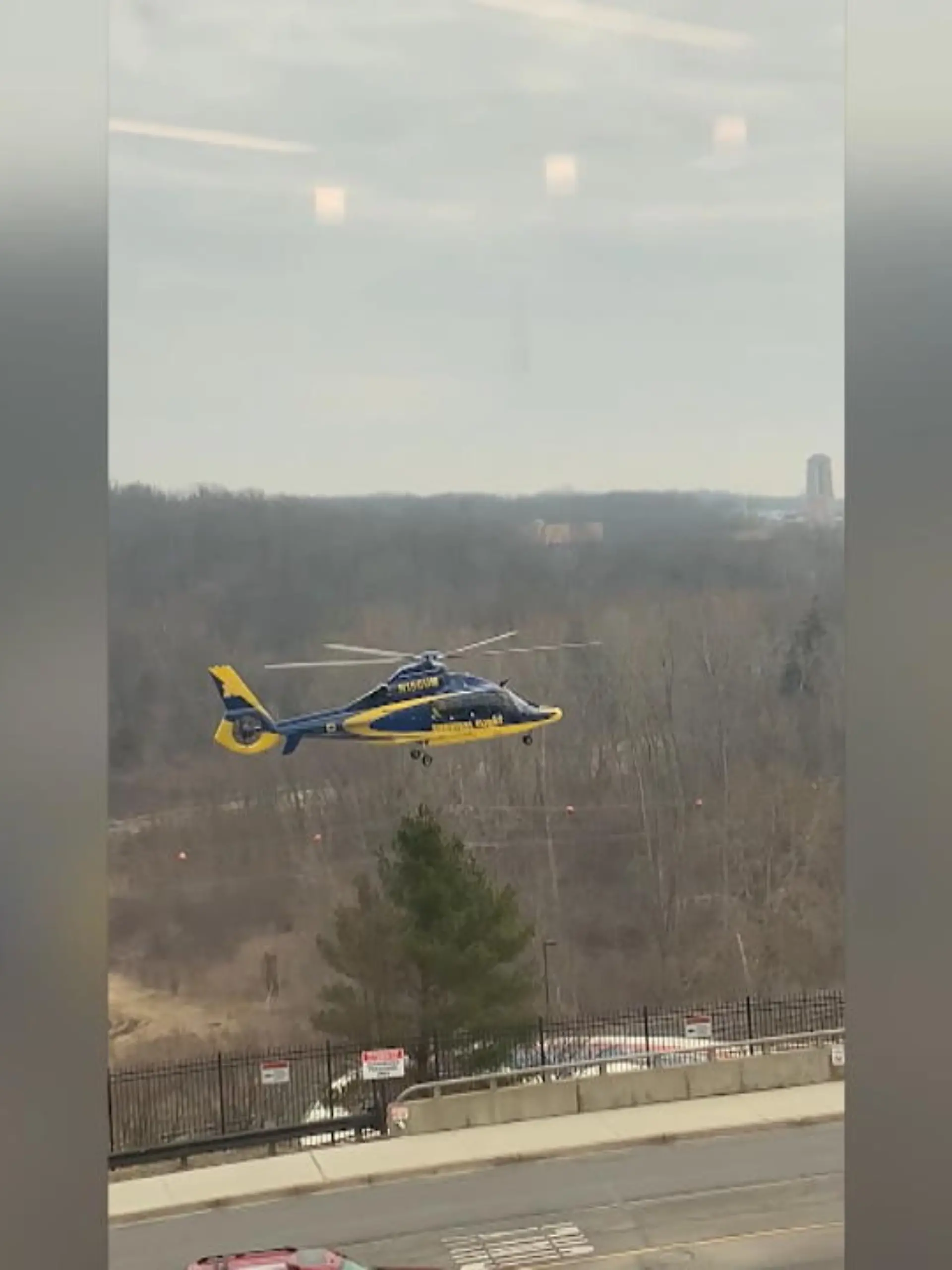Ein Helikopter bewegt seine Rotorblätter, um sich fortzubewegen. Zumindest auf dem Papier. Denn in diesem Video hebt die Maschine wie von Geisterhand ab. Passiert ist das Ganze im US-Bundesstaat Michigan – nur wie?