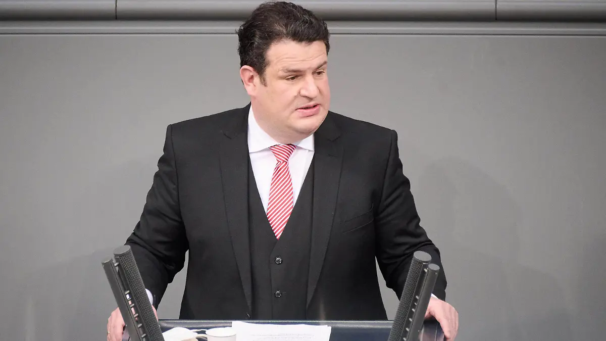 Plenarsitzung im Bundestag in Berlin Hubertus Heil Bundesminister für Arbeit und Soziales, SPD während der Sitzung des Deutschen Bundestags am 18.02.2022 in Berlin. Berlin Bundestag Berlin Deutschland *** Plenary session in the Bundestag in Berlin Hubertus Heil Federal Minister of Labor and Social Affairs, SPD during the session of the German Bundestag on 18 02 2022 in Berlin Berlin Bundestag Berlin Germany