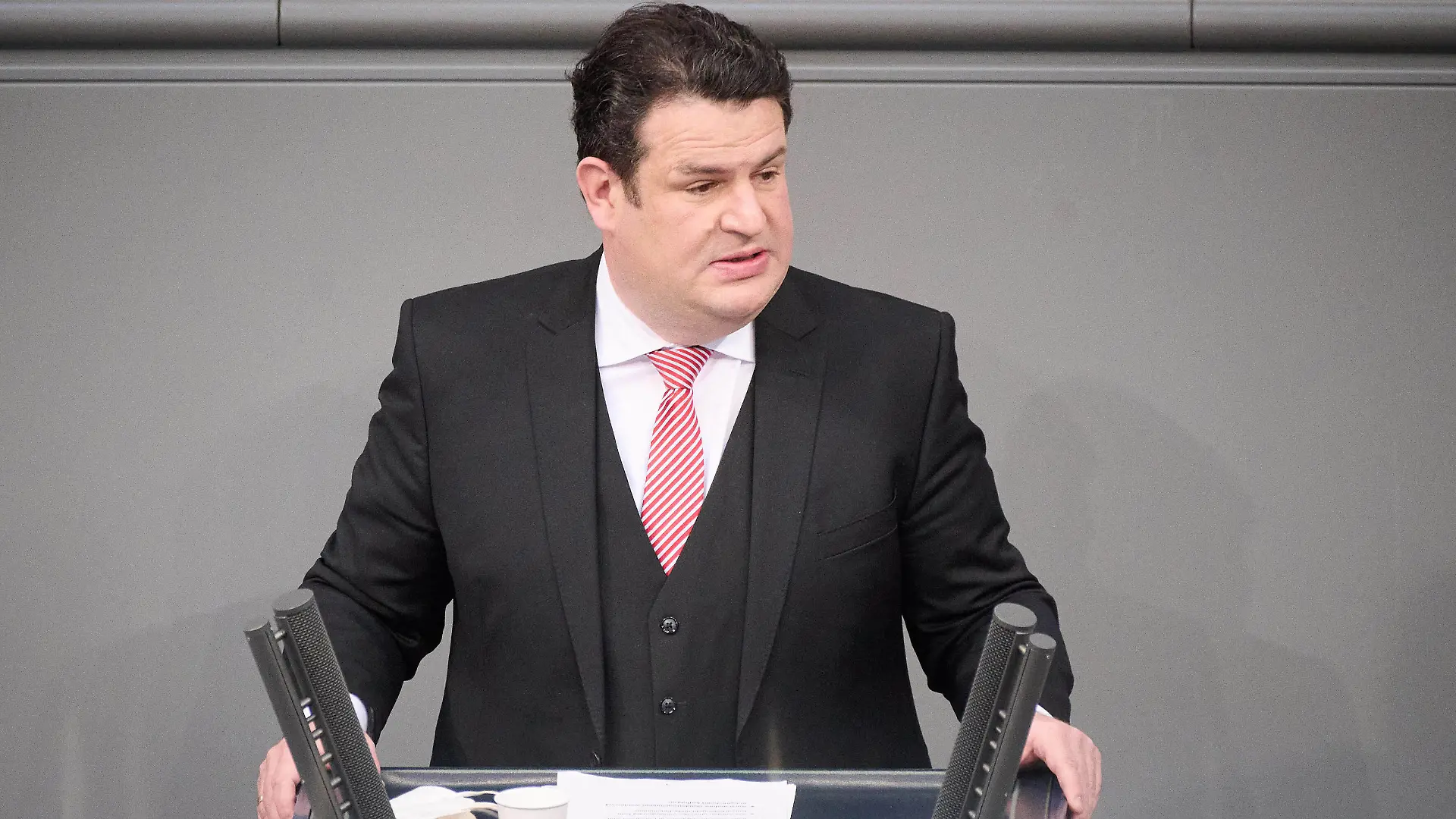 Plenarsitzung im Bundestag in Berlin Hubertus Heil Bundesminister für Arbeit und Soziales, SPD während der Sitzung des Deutschen Bundestags am 18.02.2022 in Berlin. Berlin Bundestag Berlin Deutschland *** Plenary session in the Bundestag in Berlin Hubertus Heil Federal Minister of Labor and Social Affairs, SPD during the session of the German Bundestag on 18 02 2022 in Berlin Berlin Bundestag Berlin Germany 