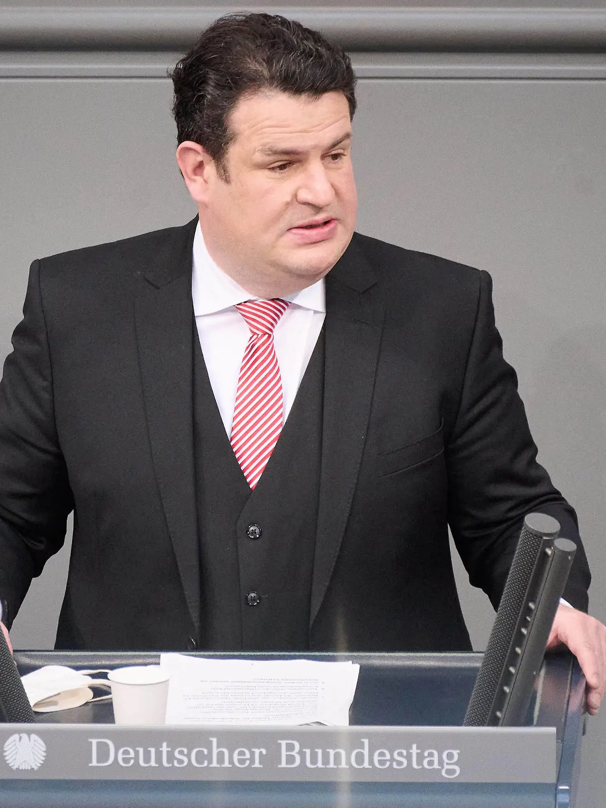 Plenarsitzung im Bundestag in Berlin Hubertus Heil Bundesminister für Arbeit und Soziales, SPD während der Sitzung des Deutschen Bundestags am 18.02.2022 in Berlin. Berlin Bundestag Berlin Deutschland *** Plenary session in the Bundestag in Berlin Hubertus Heil Federal Minister of Labor and Social Affairs, SPD during the session of the German Bundestag on 18 02 2022 in Berlin Berlin Bundestag Berlin Germany 