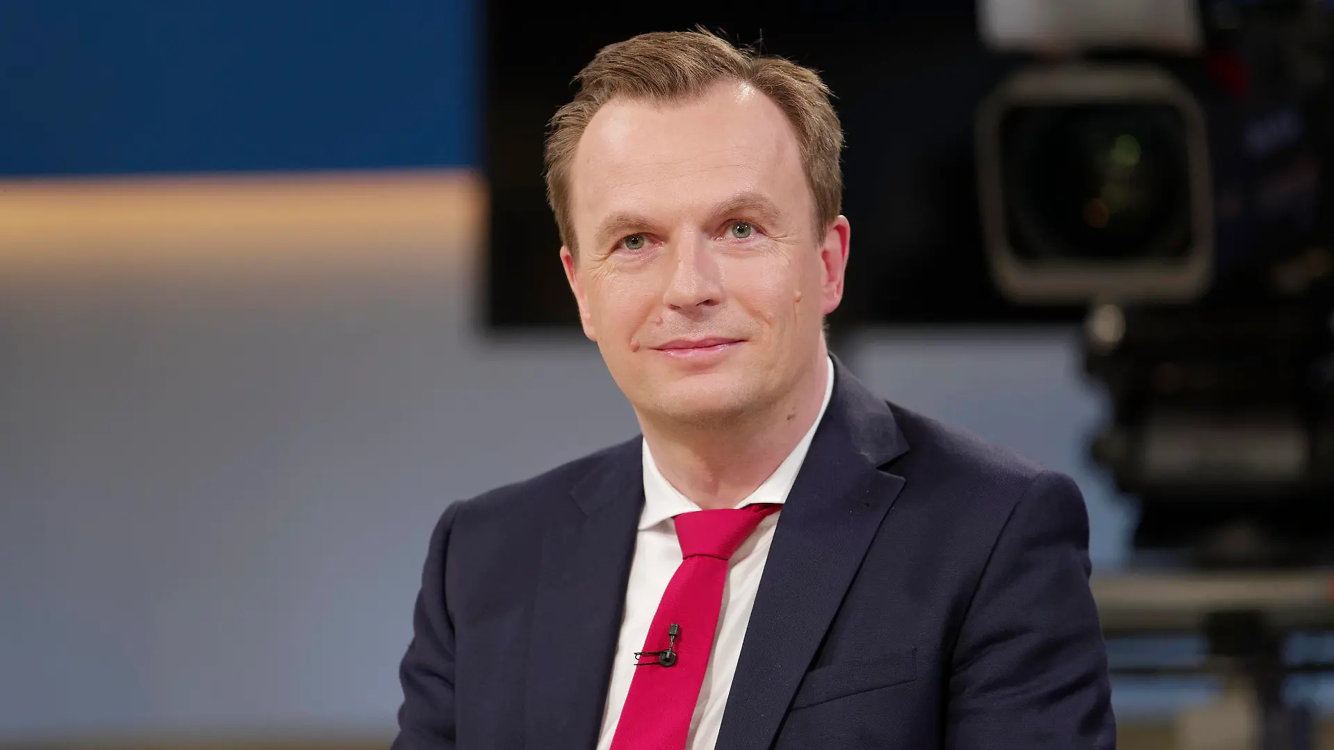  Jens Südekum 2020-04-05, Berlin, Deutschland - Jens Südekum, Professor für Internationale Volkswirtschaftslehre an der Heinrich-Heine-Universität Düsseldorf, zu Gast bei Anne Will im Ersten Deutschen Fernsehen. Thema der Talkrunde: Zwei Wochen Ausnahmezustand - wo steht Deutschland im Kampf gegen Corona *** Jens Südekum 2020 04 05, Berlin, Germany Jens Südekum, Professor of International Economics at Heinrich Heine University Düsseldorf, guest of Anne Will on First German Television Topic of the talk show Two weeks of state of emergency where Germany stands in the fight against corona