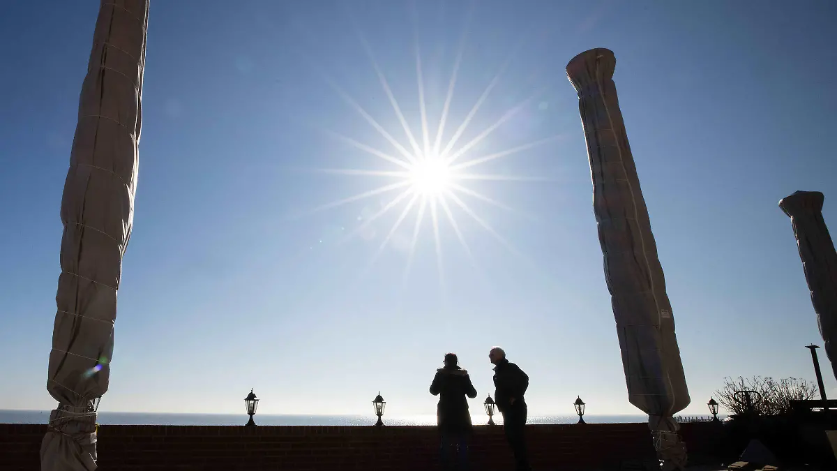 03.03.2022, Schleswig-Holstein, Föhr: Spaziergänger sind bei strahlendem Sonnenschein auf einer Seebrücke in Wyk auf der Nordseeinsel Föhr unterwegs. Foto: Christian Charisius/dpa +++ dpa-Bildfunk +++