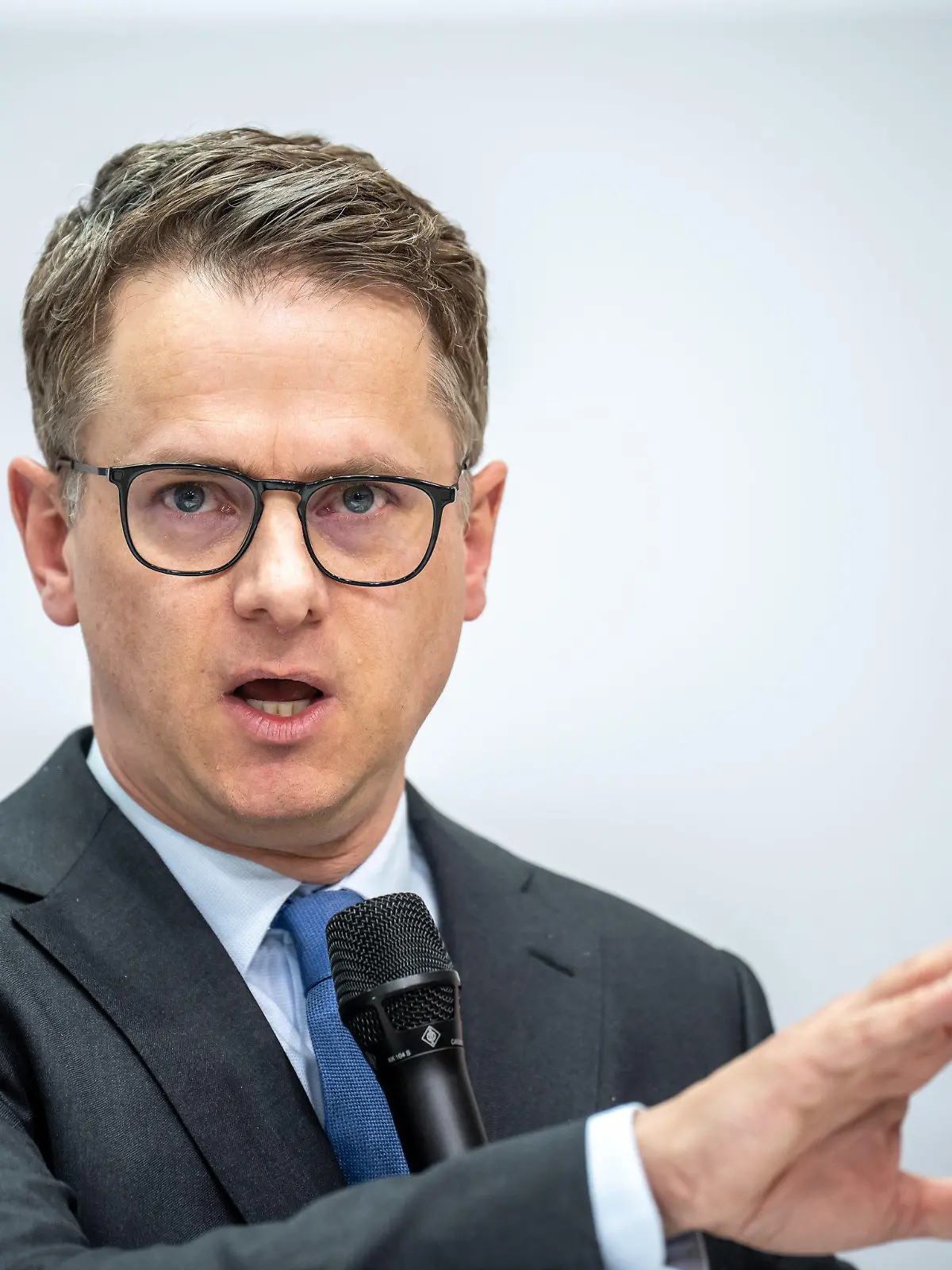 ARCHIV - 17.04.2023, Berlin: Carsten Linnemann, stellvertretender Bundesvorsitzender, stellt die Mitgliederumfrage zum Grundsatzprogramm der CDU vor.    (zu dpa "CDU-Vize Linnemann: Arbeitslose zu Job-Annahme verpflichten") Foto: Michael Kappeler/dpa +++ dpa-Bildfunk +++