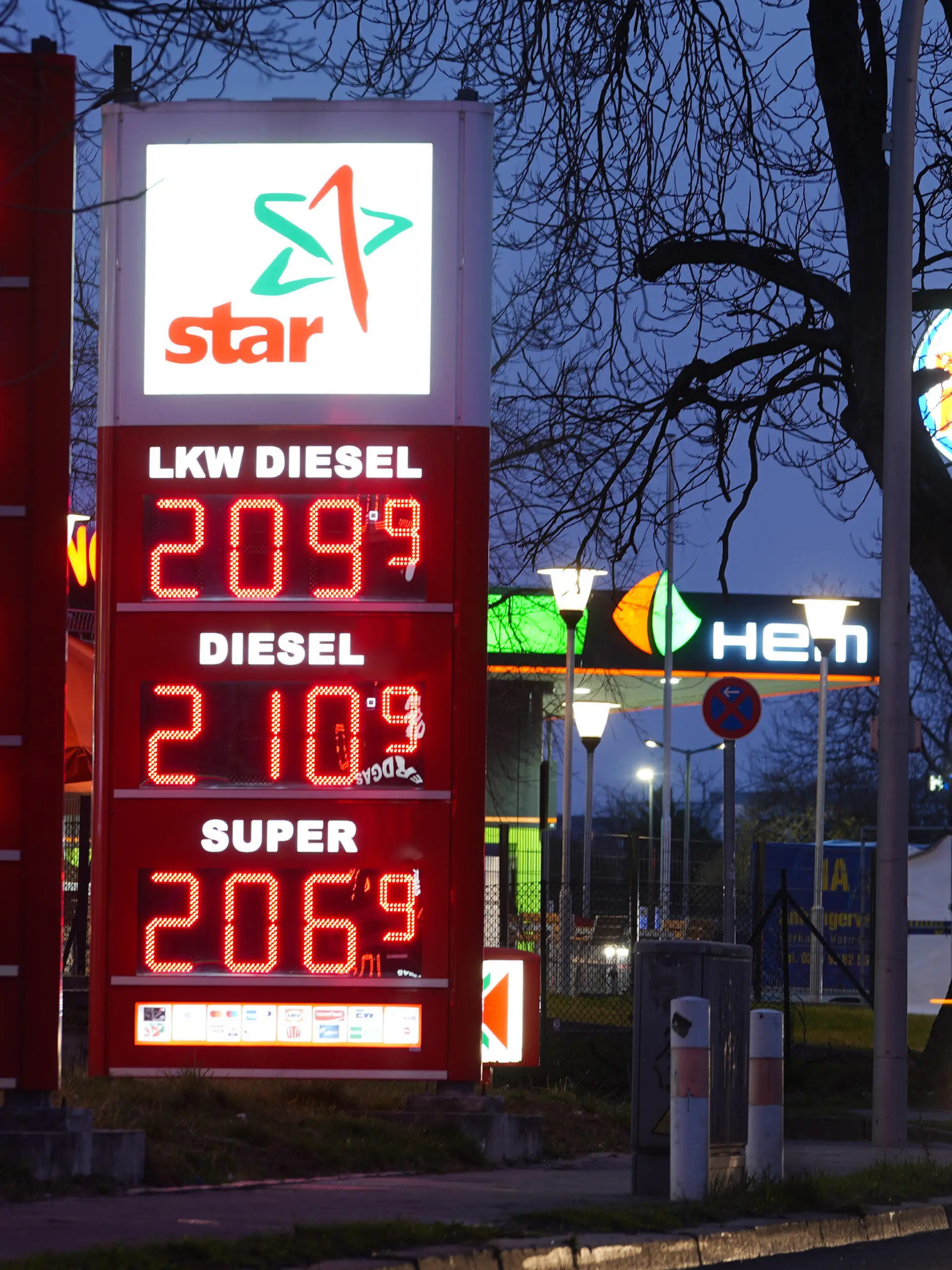 23.03.2022, Berlin: Blick auf die Kraftstoffpreise an zwei Tankstellen auf der Prenzlauer Promenade. Die Koalitionsparteien SPD, Grüne und FDP wollen wegen der hohen Preise beim Tanken und Heizen Verbraucher und Unternehmen mit verschiedenen Maßnahmen entlasten. Foto: Joerg Carstensen/dpa +++ dpa-Bildfunk +++