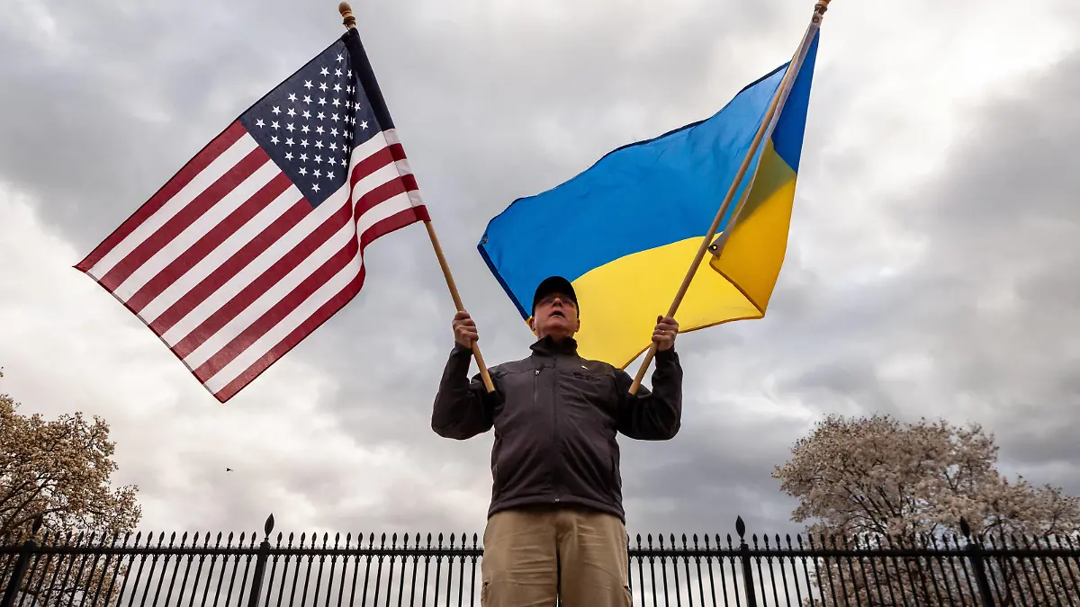  Supporters of Ukraine rally at the White House Yuri Deychakiwsky flies American and Ukrainian flags in front of the White House during a rally against the war. Protesters demanded more assistance, specifically, a no-fly zone and removal of all Russian banks from SWIFT. United Help Ukraine, a U.S.-based assistance and advocacy organization, hosted the event. Washington DC United States PUBLICATIONxNOTxINxFRA Copyright: xAllisonxBaileyx originalFilename: bailey-supporte220320_npDas.jpg