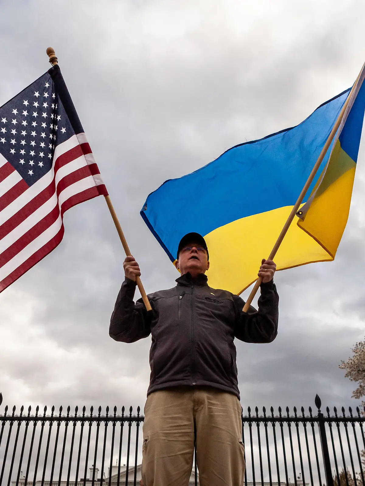  Supporters of Ukraine rally at the White House Yuri Deychakiwsky flies American and Ukrainian flags in front of the White House during a rally against the war. Protesters demanded more assistance, specifically, a no-fly zone and removal of all Russian banks from SWIFT. United Help Ukraine, a U.S.-based assistance and advocacy organization, hosted the event. Washington DC United States PUBLICATIONxNOTxINxFRA Copyright: xAllisonxBaileyx originalFilename: bailey-supporte220320_npDas.jpg