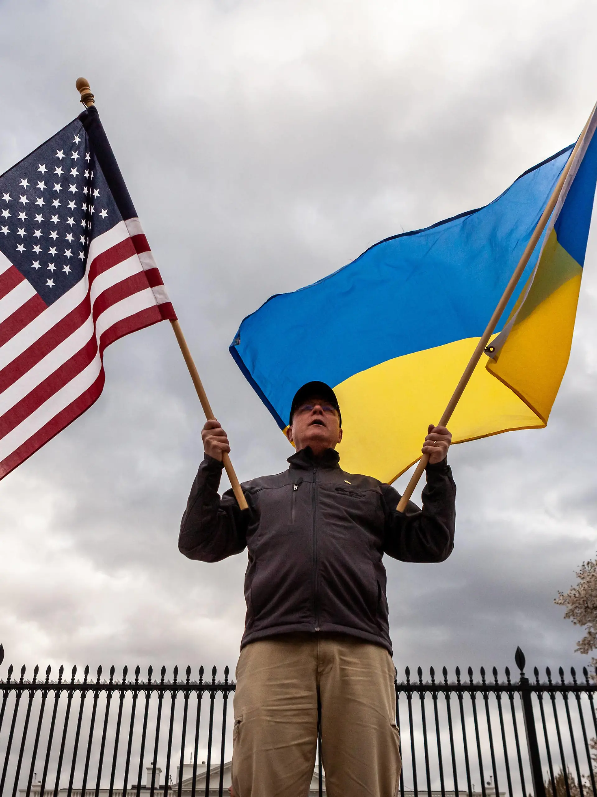  Supporters of Ukraine rally at the White House Yuri Deychakiwsky flies American and Ukrainian flags in front of the White House during a rally against the war. Protesters demanded more assistance, specifically, a no-fly zone and removal of all Russian banks from SWIFT. United Help Ukraine, a U.S.-based assistance and advocacy organization, hosted the event. Washington DC United States PUBLICATIONxNOTxINxFRA Copyright: xAllisonxBaileyx originalFilename: bailey-supporte220320_npDas.jpg