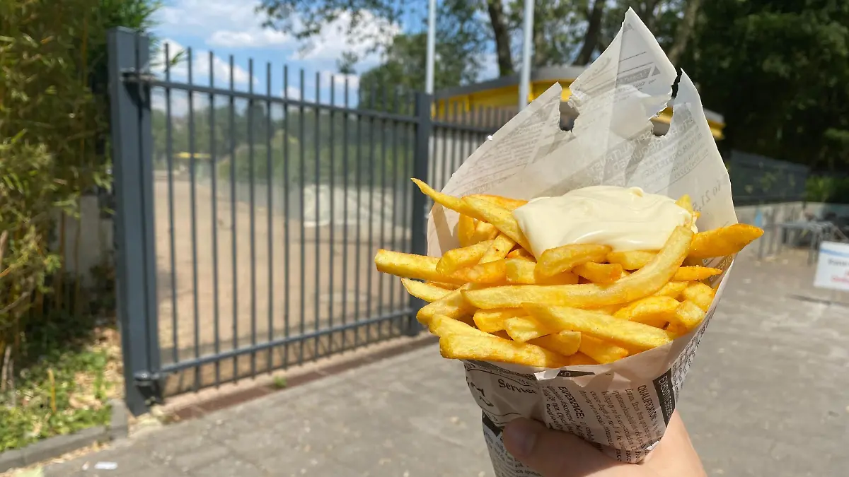 Eine Frittentüte mit Mayonnaise.