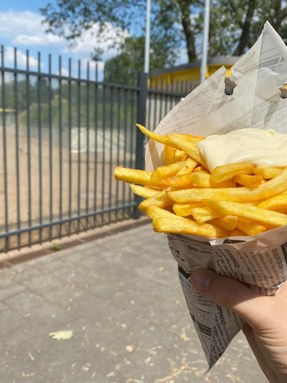 Eine Frittentüte mit Mayonnaise.