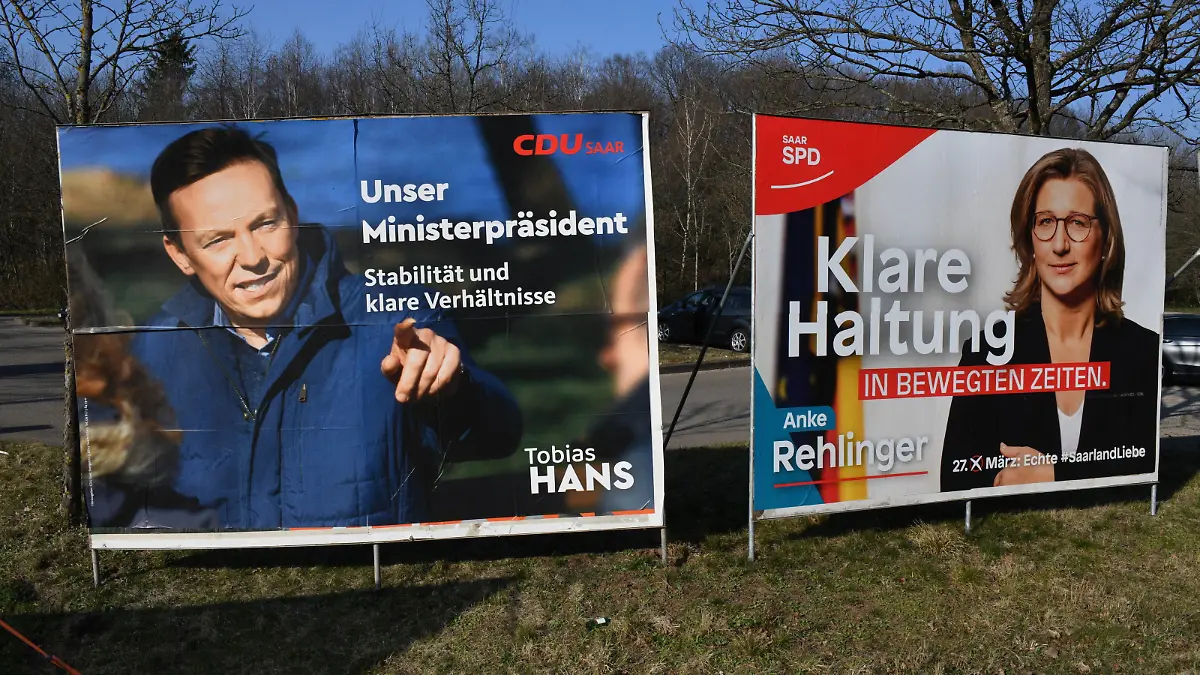  Plakate zur Landtagswahl im Saarland stehen am Mittwoch 23.3.2022 in Neunkirchen. Tobias Hans CDU und Anke Rehlinger SPD stehen gegeneinander. *** Posters for the state election in Saarland stand on Wednesday 23 3 2022 in Neunkirchen Tobias Hans CDU and Anke Rehlinger SPD stand against each other bub