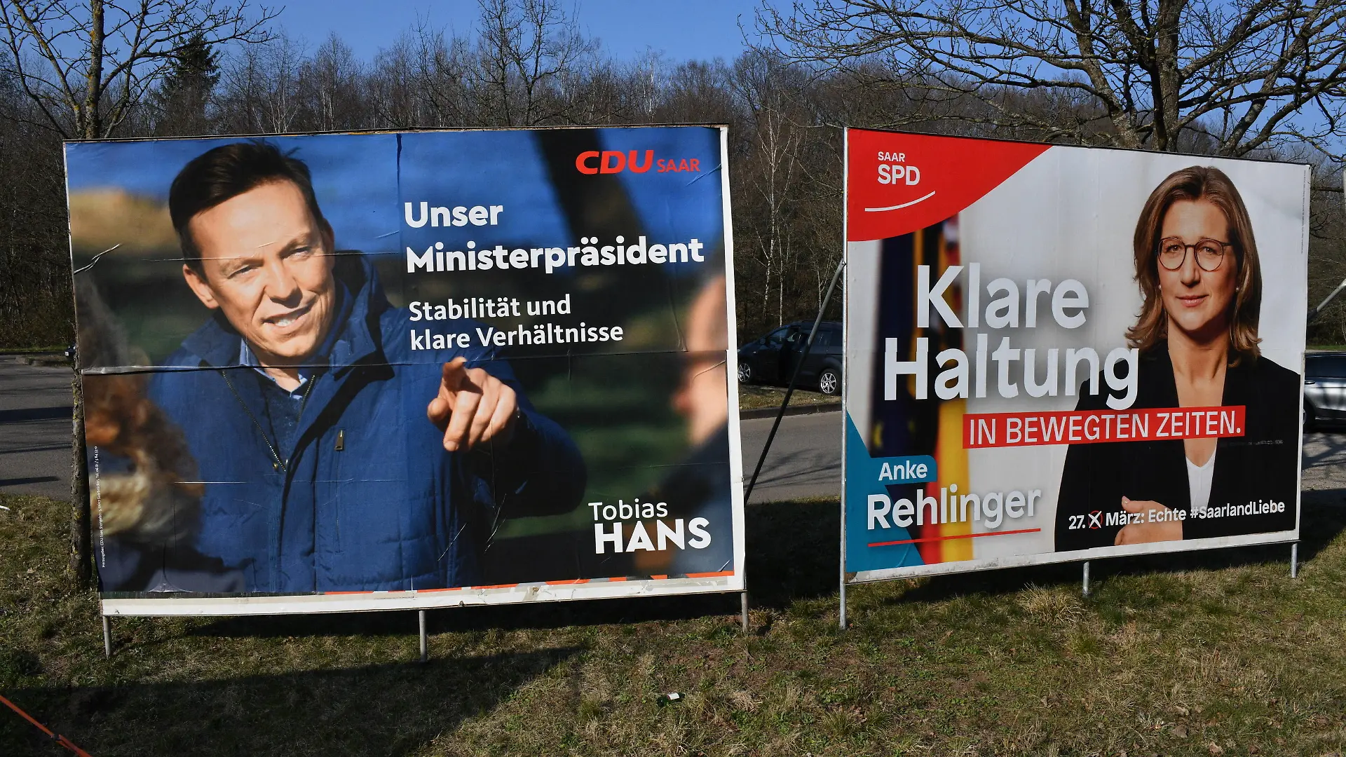 Plakate zur Landtagswahl im Saarland stehen am Mittwoch 23.3.2022 in Neunkirchen. Tobias Hans CDU und Anke Rehlinger SPD stehen gegeneinander. *** Posters for the state election in Saarland stand on Wednesday 23 3 2022 in Neunkirchen Tobias Hans CDU and Anke Rehlinger SPD stand against each other bub