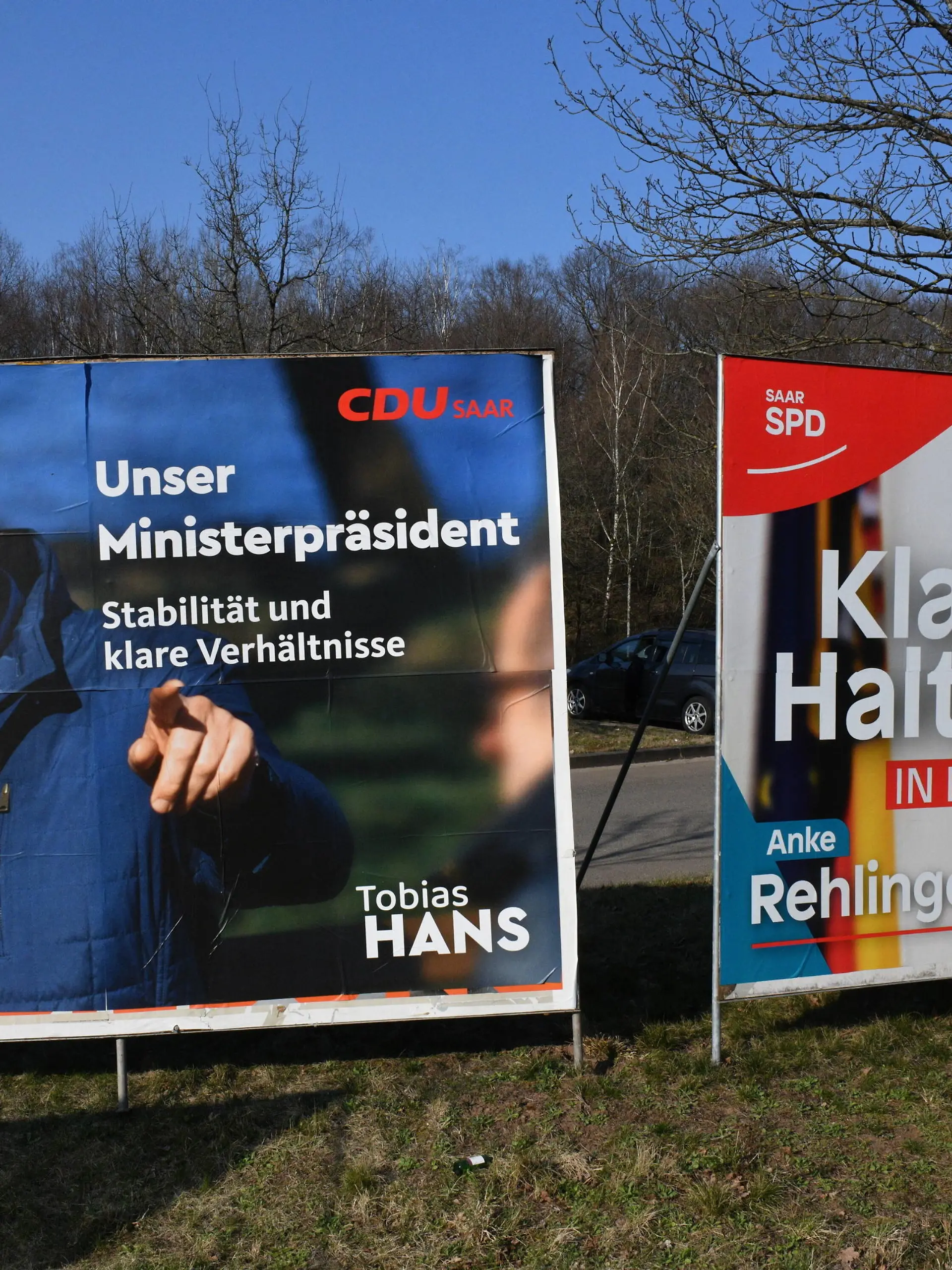  Plakate zur Landtagswahl im Saarland stehen am Mittwoch 23.3.2022 in Neunkirchen. Tobias Hans CDU und Anke Rehlinger SPD stehen gegeneinander. *** Posters for the state election in Saarland stand on Wednesday 23 3 2022 in Neunkirchen Tobias Hans CDU and Anke Rehlinger SPD stand against each other bub