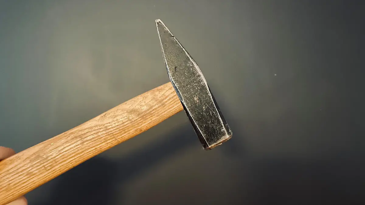 Laut der Polizei Lüneburg schlug der 50-Jährige, der auf dem Sofa liegenden und schlafenden 57-Jährigen, mit einem Hammer gegen den Kopf. (Symbolbild)