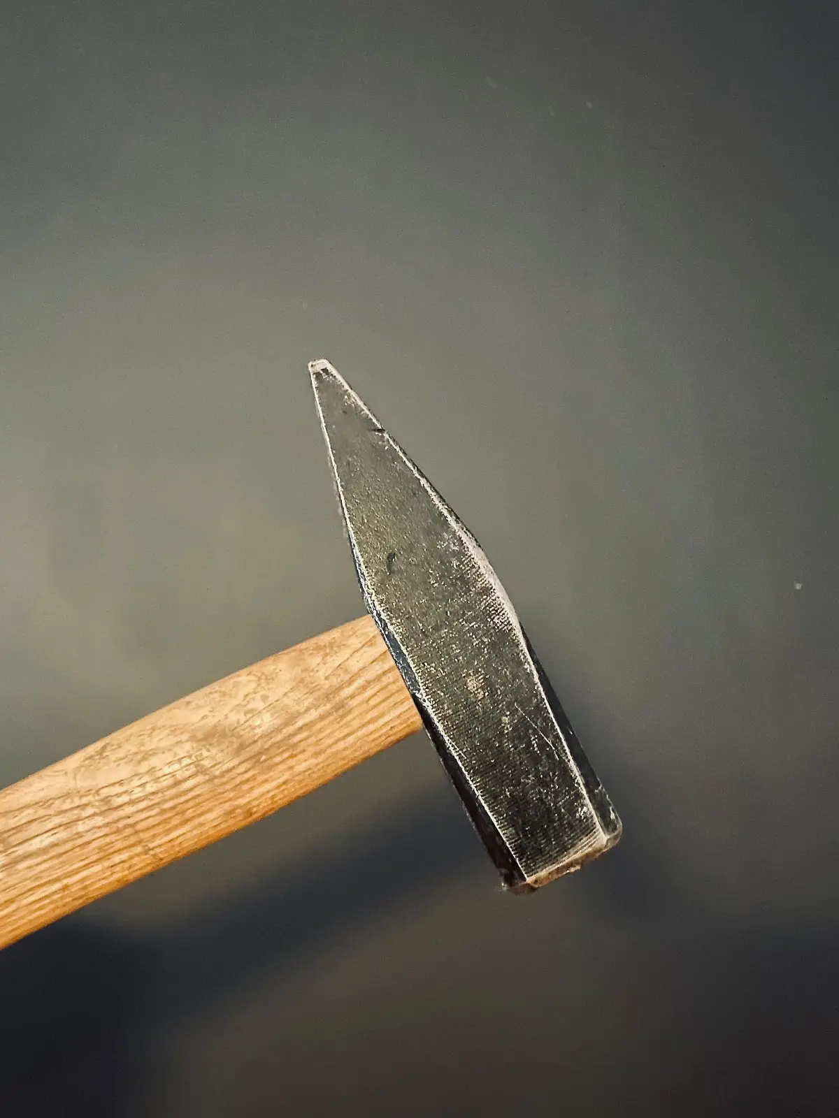 Laut der Polizei Lüneburg schlug der 50-Jährige, der auf dem Sofa liegenden und schlafenden 57-Jährigen, mit einem Hammer gegen den Kopf. (Symbolbild)