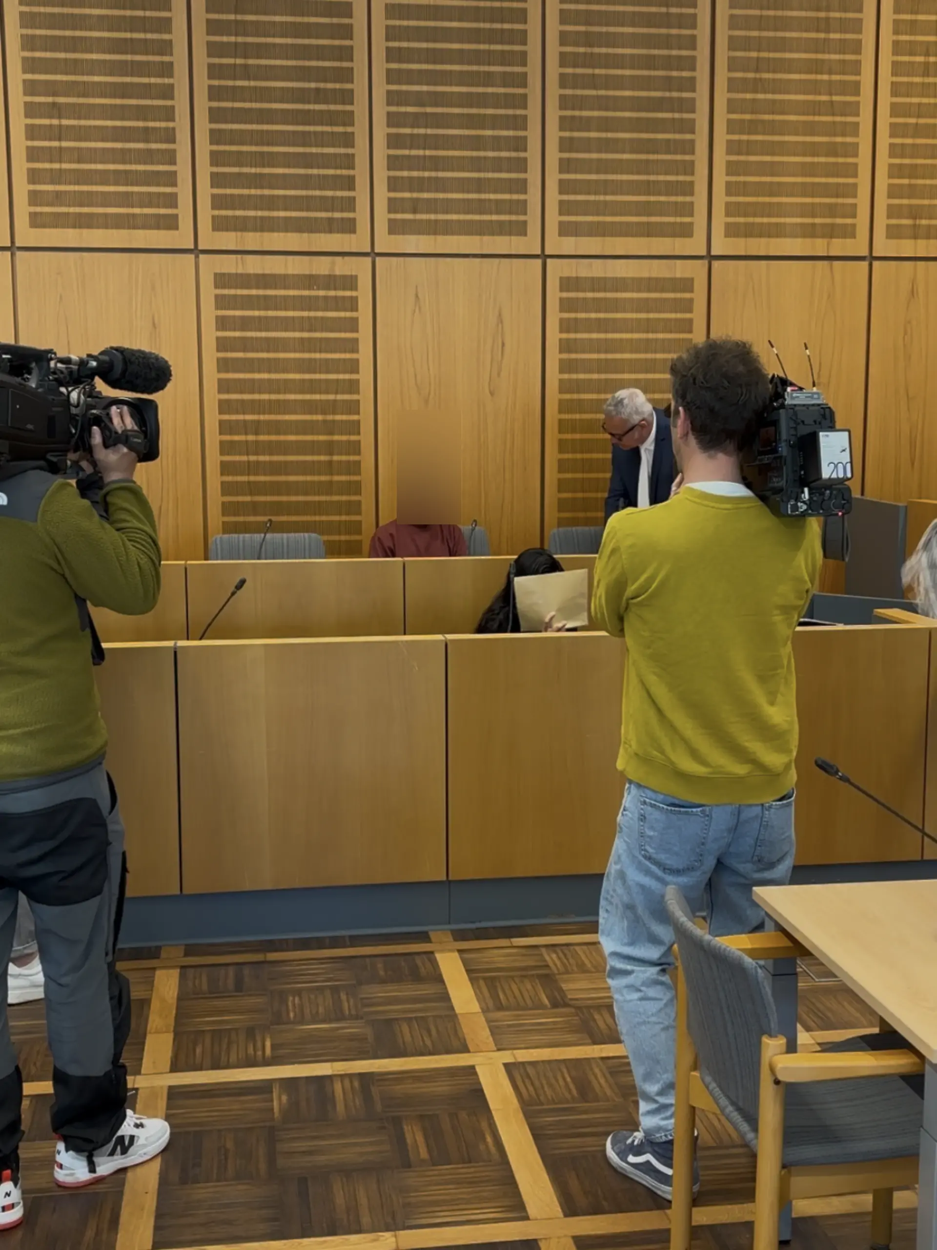 Bild zu: "Tochter (15) im Rhein ertränkt – als das Urteil fällt, starrt die Mutter nur auf den Richter"