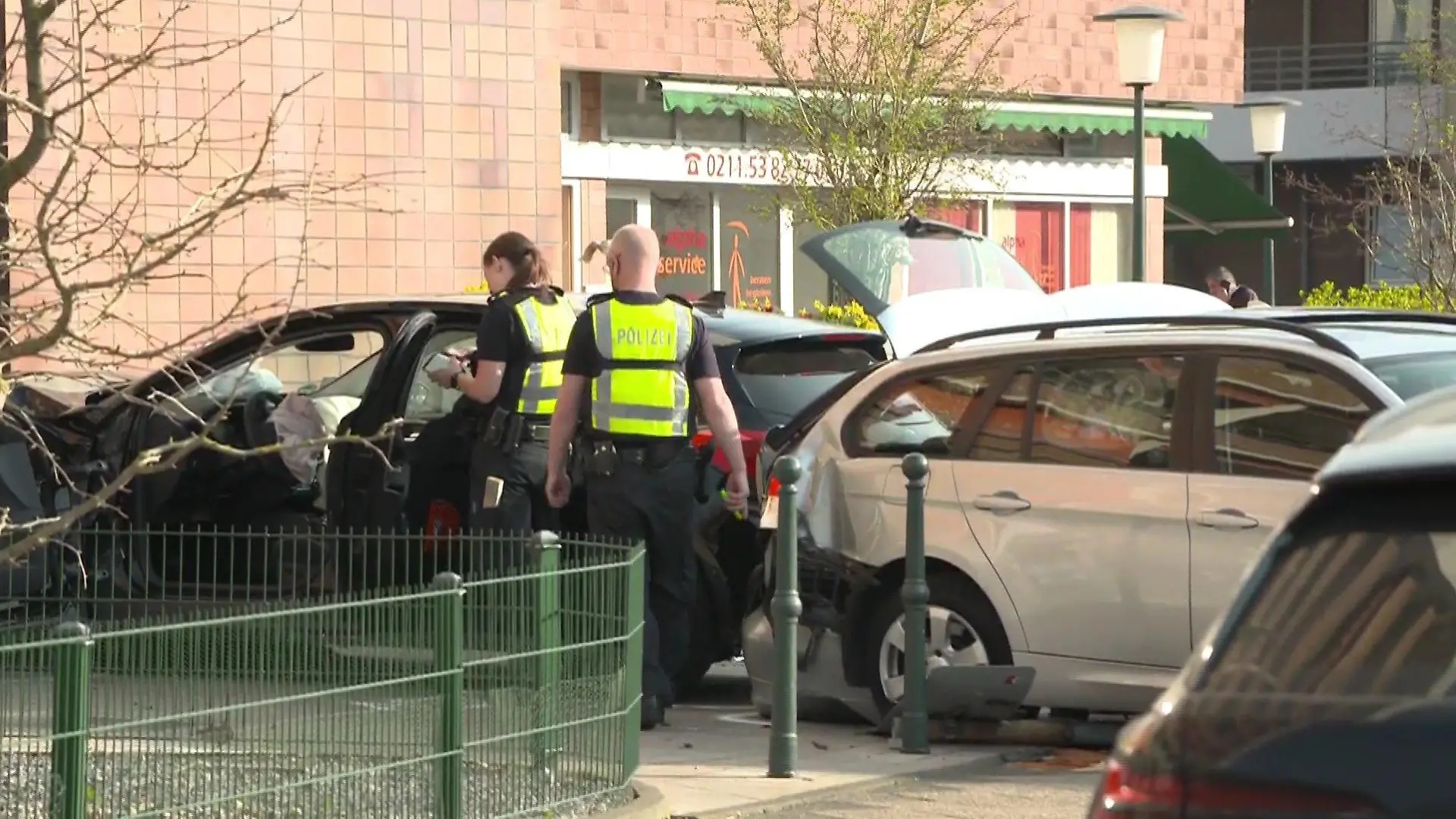 Bei einem schweren Unfall in Düsseldorf sind ein achtjähriges Mädchen lebensgefährlich und seine Mutter schwer verletzt worden. Der Unfallfahrer schwebt ebenfalls in Lebensgefahr, so die Polizei.