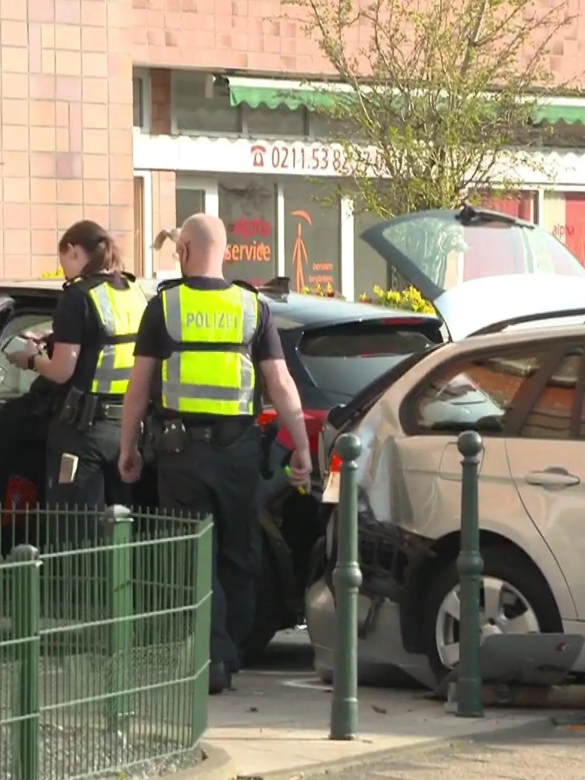 Bei einem schweren Unfall in Düsseldorf sind ein achtjähriges Mädchen lebensgefährlich und seine Mutter schwer verletzt worden. Der Unfallfahrer schwebt ebenfalls in Lebensgefahr, so die Polizei.