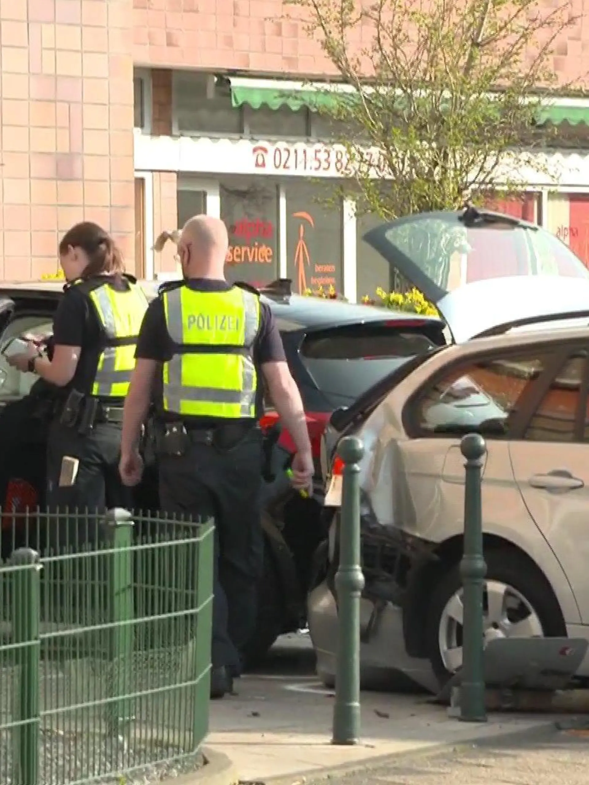 Bei einem schweren Unfall in Düsseldorf sind ein achtjähriges Mädchen lebensgefährlich und seine Mutter schwer verletzt worden. Der Unfallfahrer schwebt ebenfalls in Lebensgefahr, so die Polizei.