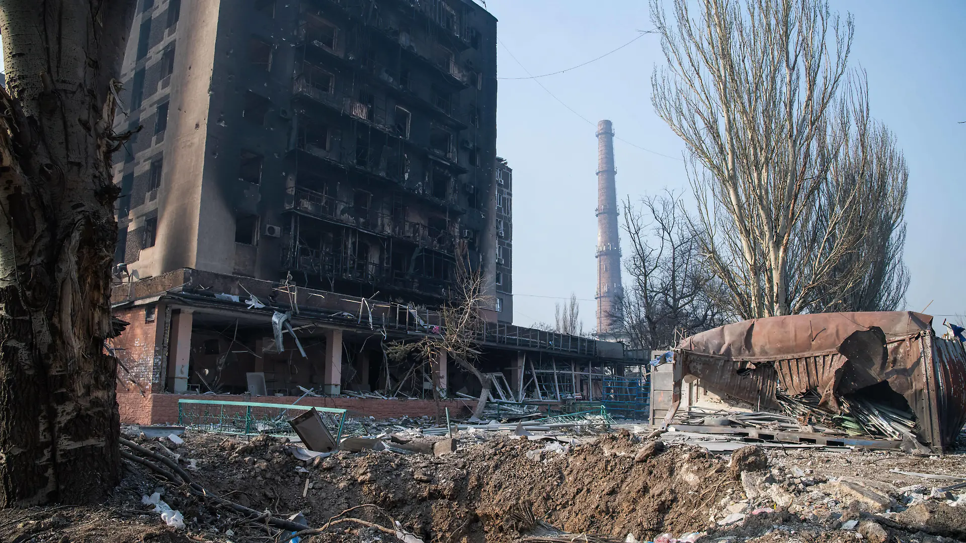 March 23, 2022, Mariupol, Ukraine: A destroyed apartment building and a large crater caused by an airstrike seen in the city centre. The battle between Russian / Pro Russian forces and the defencing Ukrainian forces lead by Azov battalion continues in the port city of Mariupol. Mariupol Ukraine - ZUMAs197 20220323_zaa_s197_173 Copyright: xMaximilianxClarkex
