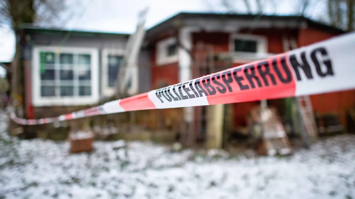 ARCHIV - 31.01.2019, Nordrhein-Westfalen, Lüdge: Polizeiabsperrung steht auf einem Absperrband der Polizei, die das Gebäude auf dem Campingplatz Eichwald, eingrenzt. Auf dem Campingplatz in Lügde im Kreis Lippe waren Kinder für Pornodrehs missbraucht worden. Der Untersuchungsausschuss des NRW-Landtags zum Kindesmissbrauch in Lügde beginnt am Freitag mit der Zeugenvernehmung. Foto: Guido Kirchner/dpa +++ dpa-Bildfunk +++