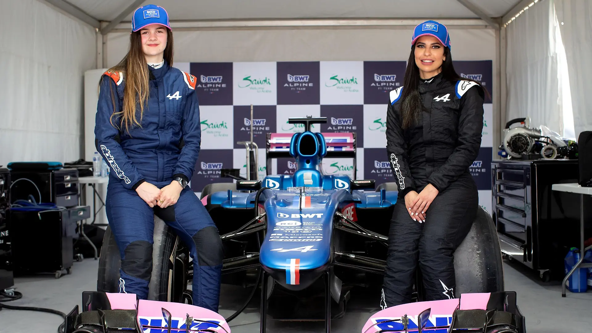 Aseel Al Hamad und Abbi Pulling.