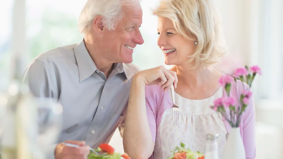 Couple enjoying healthy meal in restaurant, älteres Paar im Restaurant Keine Weitergabe an Drittverwerter.