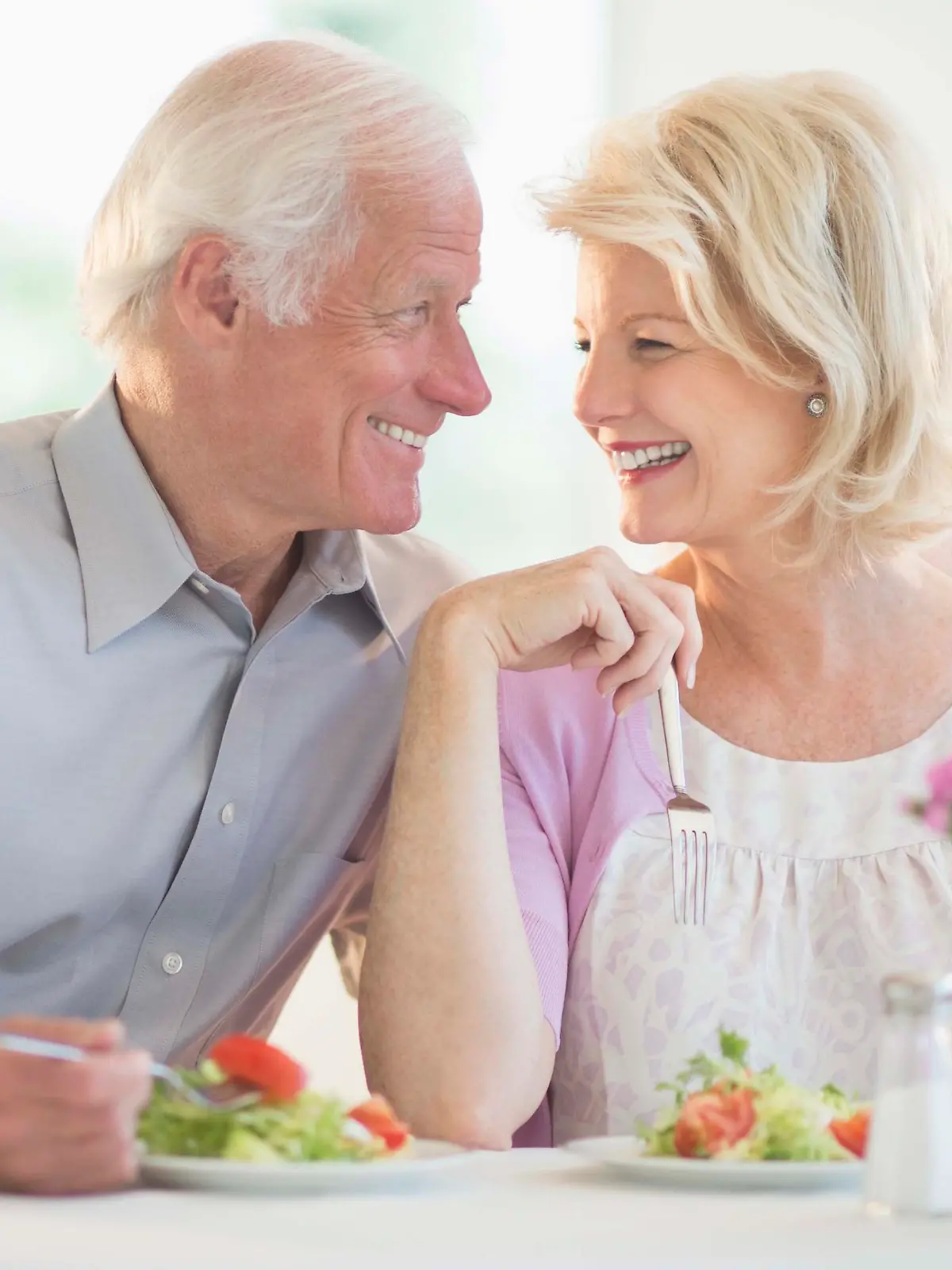 Couple enjoying healthy meal in restaurant, älteres Paar im Restaurant Keine Weitergabe an Drittverwerter.