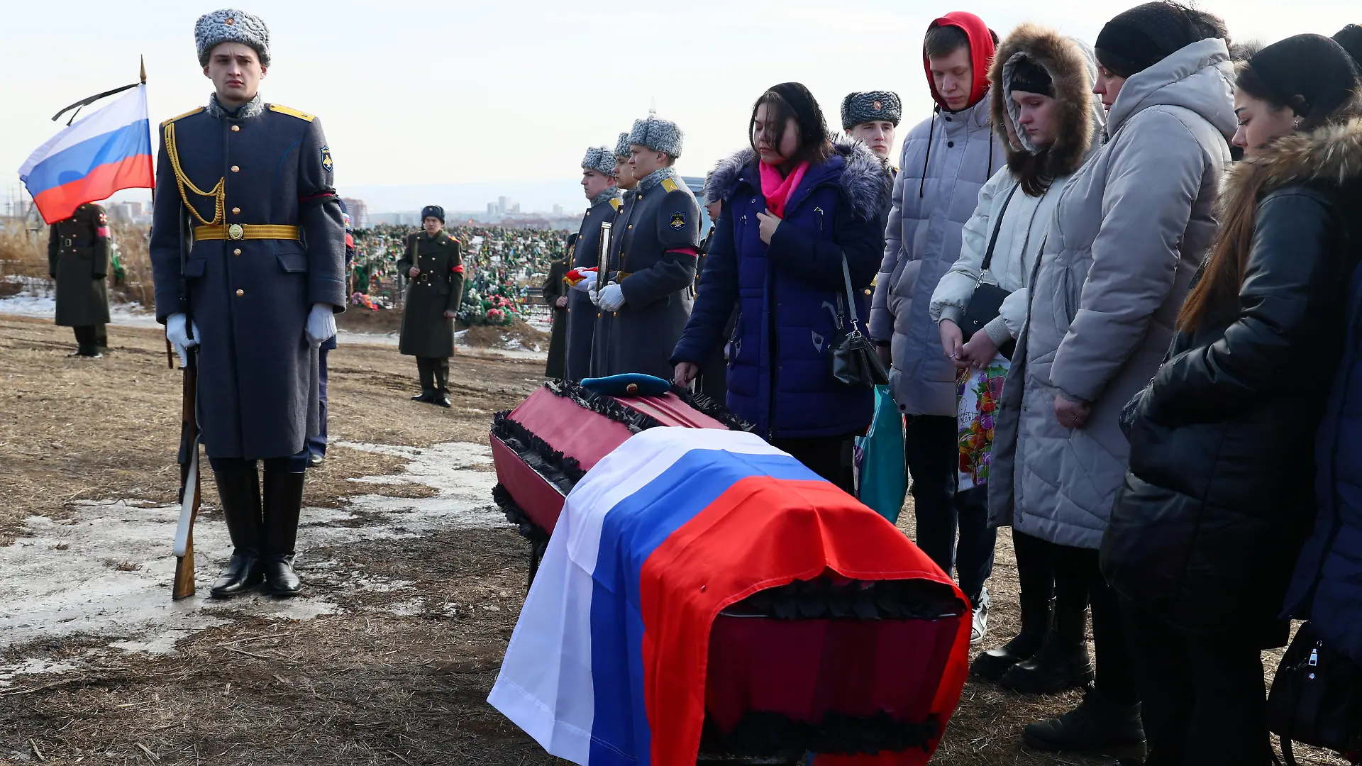 KRASNOYARSK, RUSSIA - MARCH 18, 2022: The funeral of Russian Army paratrooper Vladislav Razumov at Badalyksky Cemetery in Krasnoyarsk. Posthumously awarded Russia s Order of Courage, Razumov was killed during the special military operation in Ukraine. On 24 February, Russia s President Putin announced his decision to launch the special military operation after considering requests from the leaders of the Donetsk People s Republic and Lugansk People s Republic. Andrei Samsonov/TASS PUBLICATIONxINxGERxAUTxONLY TS1283B9