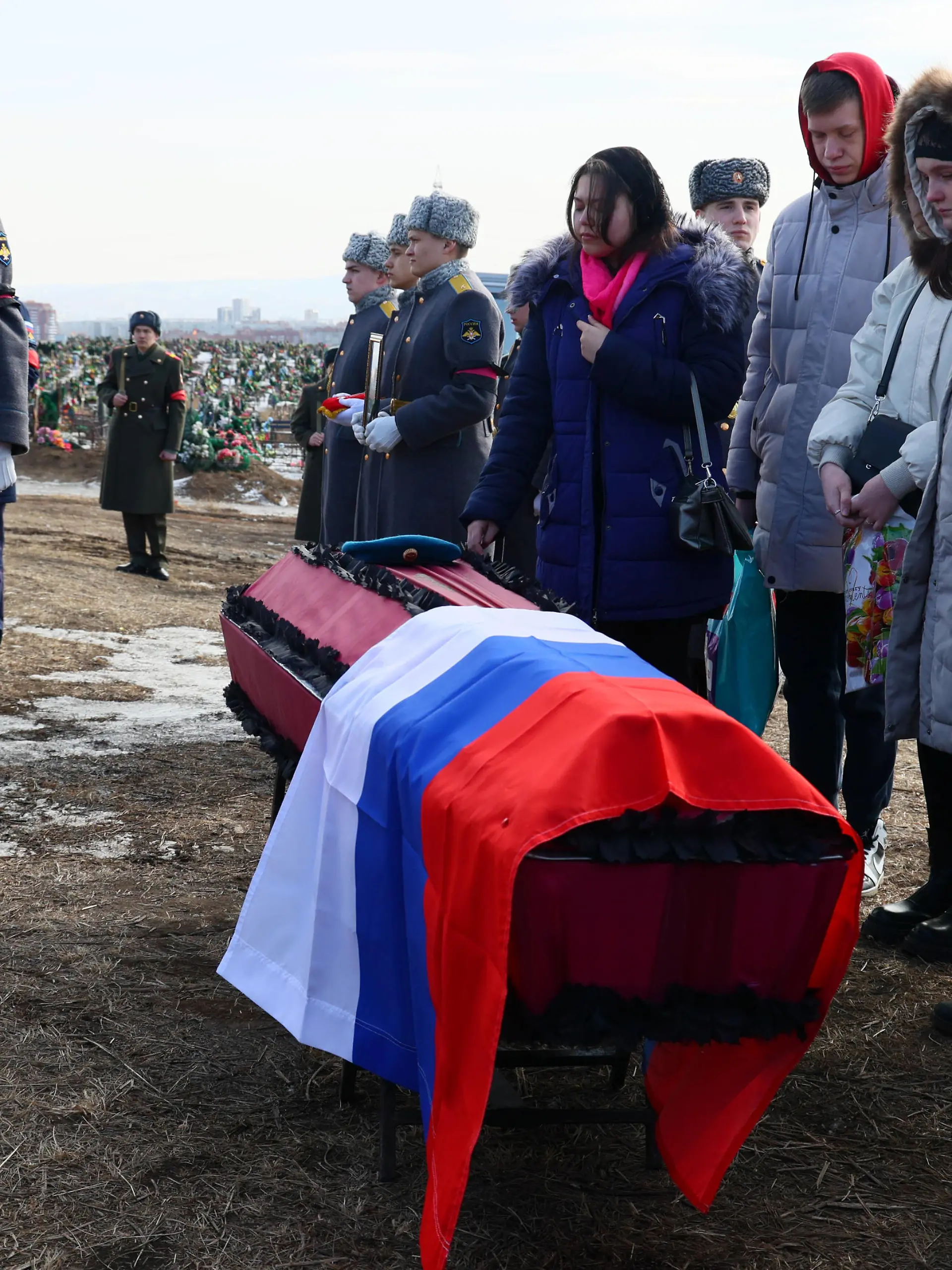  KRASNOYARSK, RUSSIA - MARCH 18, 2022: The funeral of Russian Army paratrooper Vladislav Razumov at Badalyksky Cemetery in Krasnoyarsk. Posthumously awarded Russia s Order of Courage, Razumov was killed during the special military operation in Ukraine. On 24 February, Russia s President Putin announced his decision to launch the special military operation after considering requests from the leaders of the Donetsk People s Republic and Lugansk People s Republic. Andrei Samsonov/TASS PUBLICATIONxINxGERxAUTxONLY TS1283B9