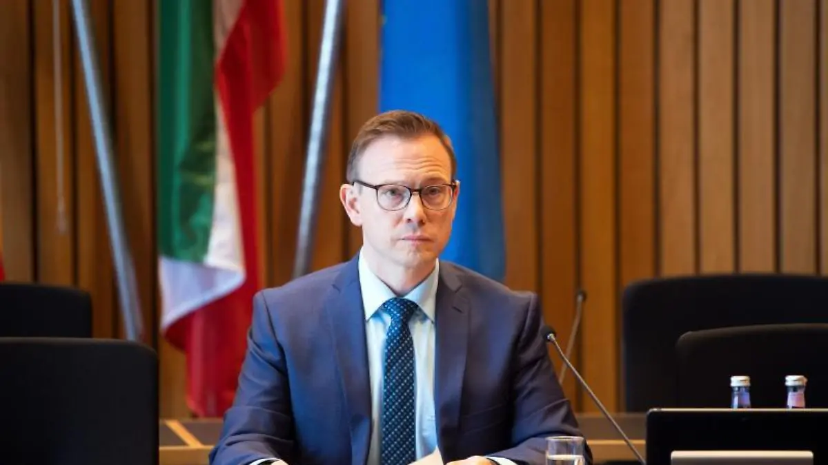 Martin Börschel sitzt am Schreibtisch