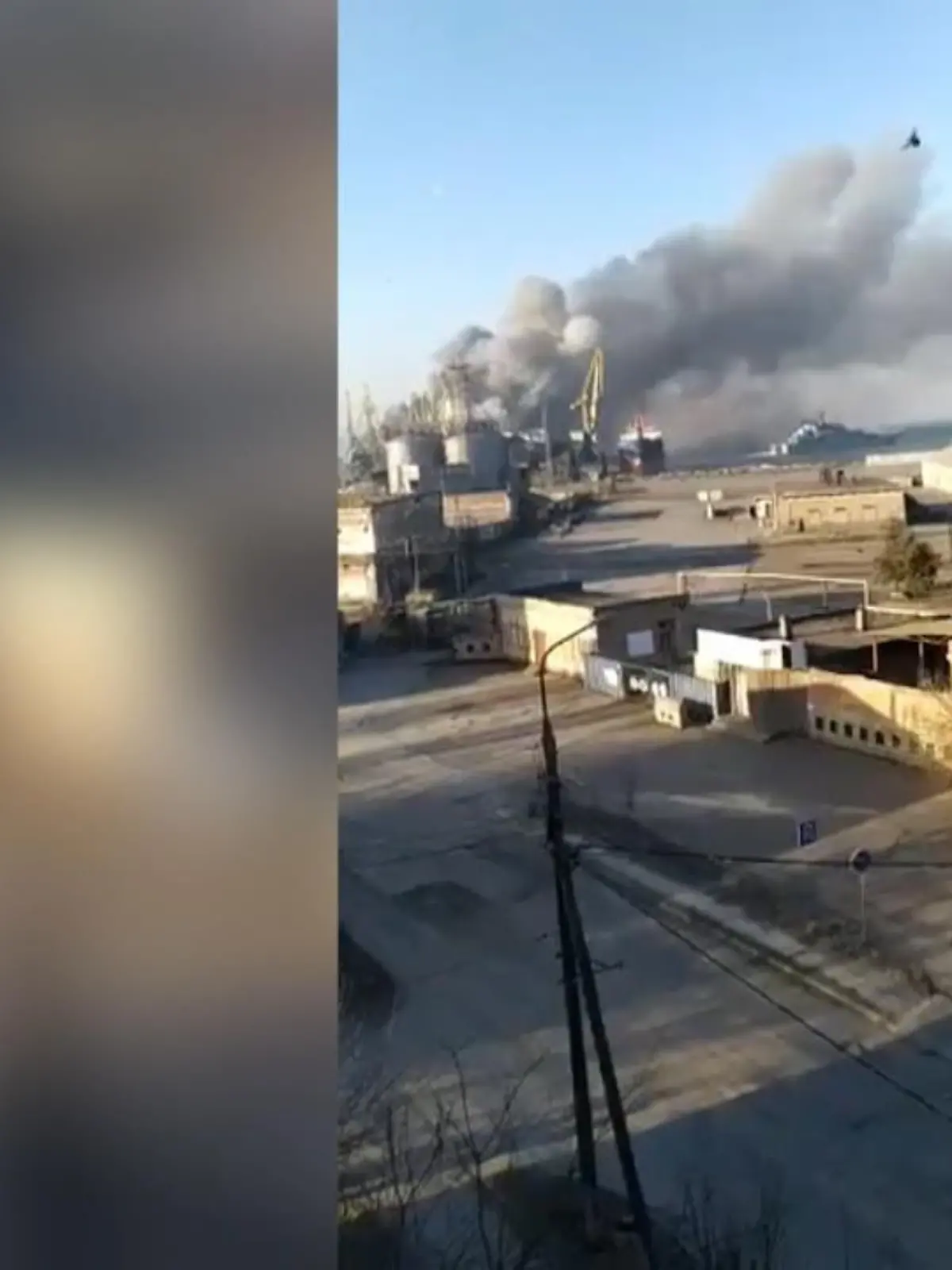 Flammen lodern in der ukrainischen Hafenstadt Berdjansk. Offenbar wurde das russische Kriegsschiff "Orsk" von einer Bombe getroffen. Zumindest berichtet das die ukrainische Marine. Es wäre ein mächtiges Zeichen der ukrainischen Streitkräfte.