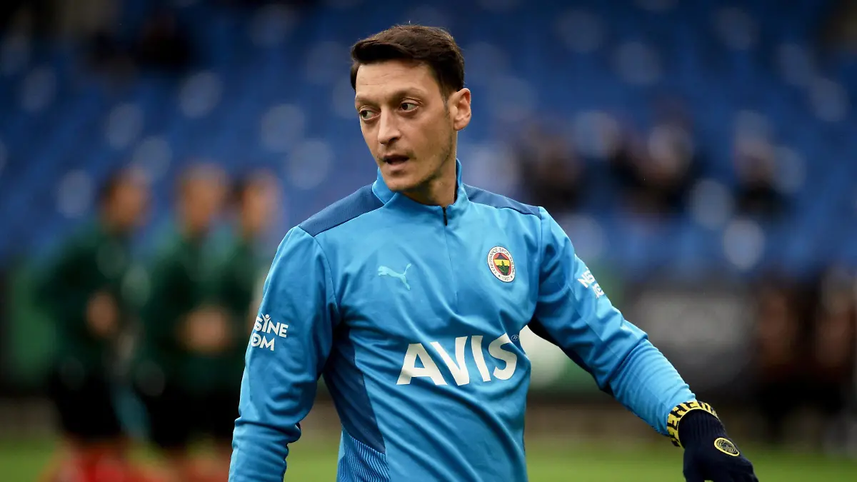 Fußball, EL Playoff, HJK Helsinki - Fenerbahce Istanbul Mesut Özil of Fenerbahce warms up before the football UEFA Europa League play-off match between HJK and Fenerbahce in Helsinki, Finland on August 26, 2021. Helsinki Finland LKFTVX20210826183911EWUM PUBLICATIONxNOTxINxSUIxAUTxFRAxKORxJPNxSWExNORxFINxDENxNED Copyright: xMikkoxStigx