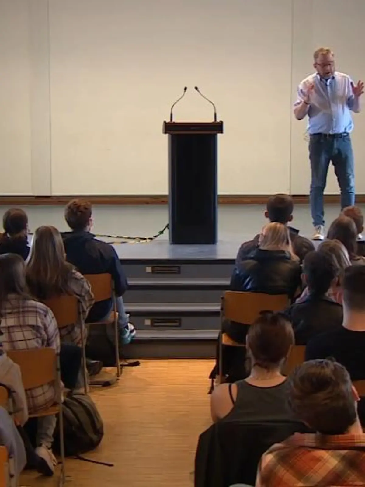 Bild zu: "Stauffenberg-Enkel besucht Schule"