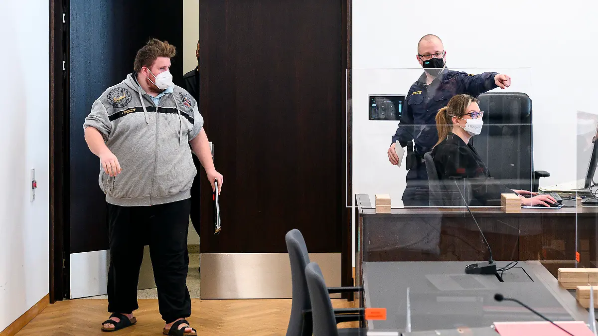 23.03.2022, Bayern, Nürnberg: Youtuber "Drachenlord" (l) betritt den Verhandlungssaal. Im Strafjustizzentrum Nürnberg findet die Berufungsverhandlung statt. Das Amtsgericht hatte den Blogger im Oktober wegen gefährlicher Körperverletzung und anderer Straftaten zu zwei Jahren Haft ohne Bewährung verurteilt. Staatsanwaltschaft und Verteidigung hatten dagegen Berufung eingelegt. Foto: Stringer/dpa +++ dpa-Bildfunk +++