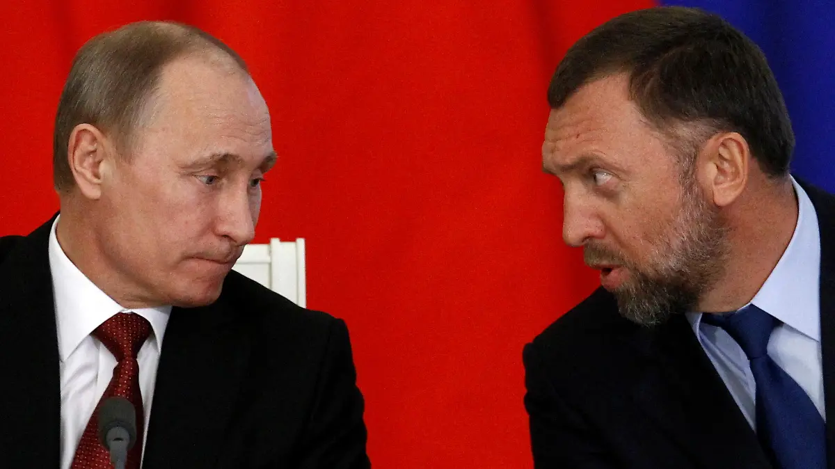FILE PHOTO: Russia's President Vladimir Putin (L) and Russian tycoon Oleg Deripaska attend a signing ceremony after talks with the Chinese delegation at the Kremlin in Moscow March 22, 2013. REUTERS/Sergei Karpukhin/File Photo