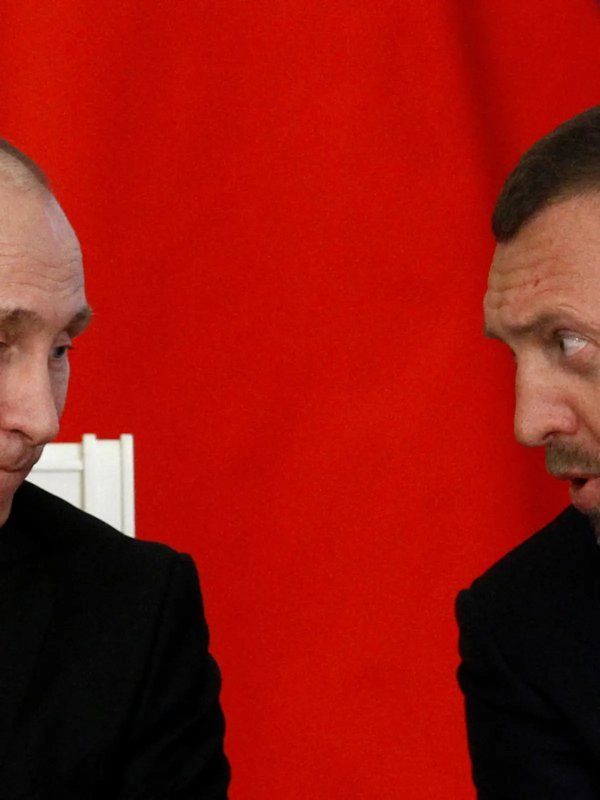 FILE PHOTO: Russia's President Vladimir Putin (L) and Russian tycoon Oleg Deripaska attend a signing ceremony after talks with the Chinese delegation at the Kremlin in Moscow March 22, 2013. REUTERS/Sergei Karpukhin/File Photo
