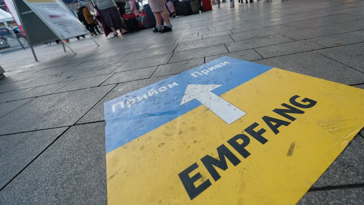 19.03.2022, Nordrhein-Westfalen, Köln: Geflüchtete aus der Ukraine stehen vor der Anlaufstelle für Geflüchtete der Stadt Köln am Hauptbahnhof. Foto: Henning Kaiser/dpa +++ dpa-Bildfunk +++