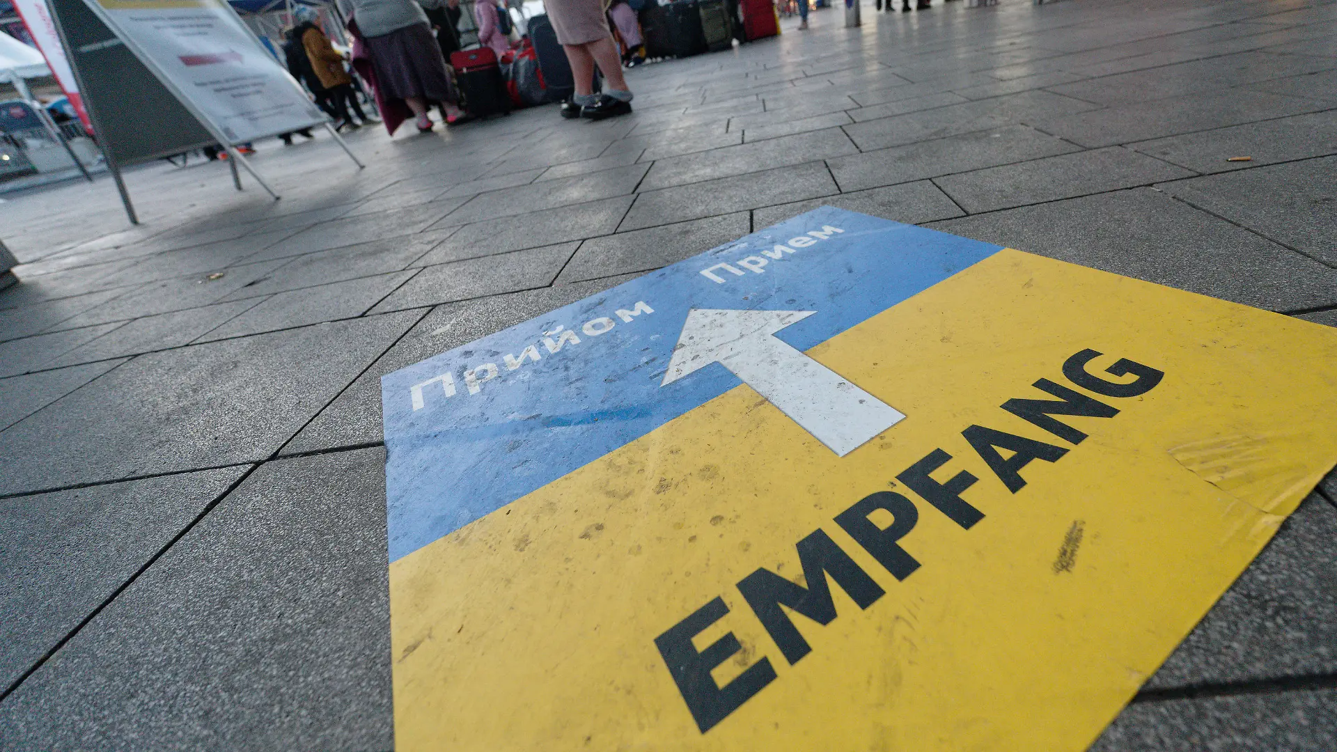 19.03.2022, Nordrhein-Westfalen, Köln: Geflüchtete aus der Ukraine stehen vor der Anlaufstelle für Geflüchtete der Stadt Köln am Hauptbahnhof. Foto: Henning Kaiser/dpa +++ dpa-Bildfunk +++