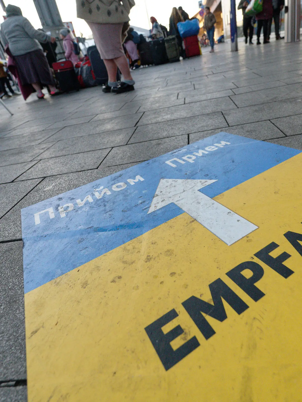 19.03.2022, Nordrhein-Westfalen, Köln: Geflüchtete aus der Ukraine stehen vor der Anlaufstelle für Geflüchtete der Stadt Köln am Hauptbahnhof. Foto: Henning Kaiser/dpa +++ dpa-Bildfunk +++
