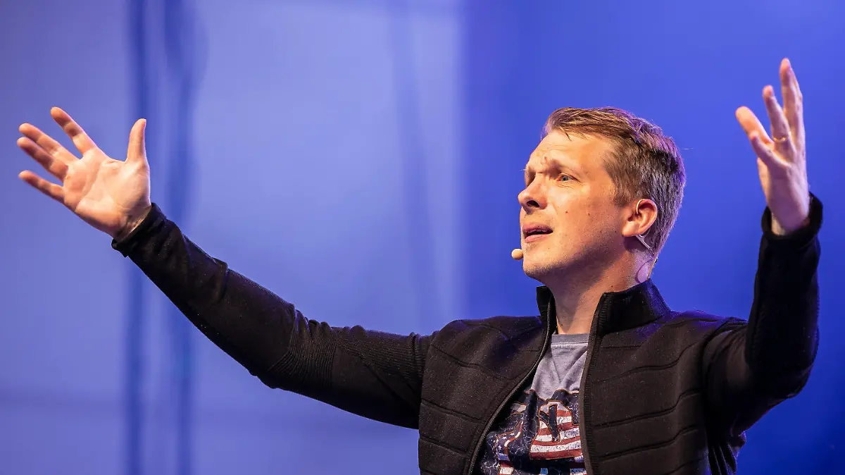 ARCHIV - 03.06.2021, Niedersachsen, Hannover: Comedian Oliver Pocher tritt mit seinem Programm «Die Pochers» auf der Gilde Parkbühne auf. Die Veranstaltung bildet den Auftakt der Open-Air-Reihe «Back on stage». Pocher ist bei einem Konzert im schleswig-holsteinischen Hartenholm von der Polizei vom Gelände begleitet worden, weil er gegen das Hygienekonzept des Veranstalters verstoßen haben soll. (zu dpa "Streit über Hygienekonzept: Oliver Pocher von Polizei abgeführt") Foto: Moritz Frankenberg/dpa +++ dpa-Bildfunk +++
