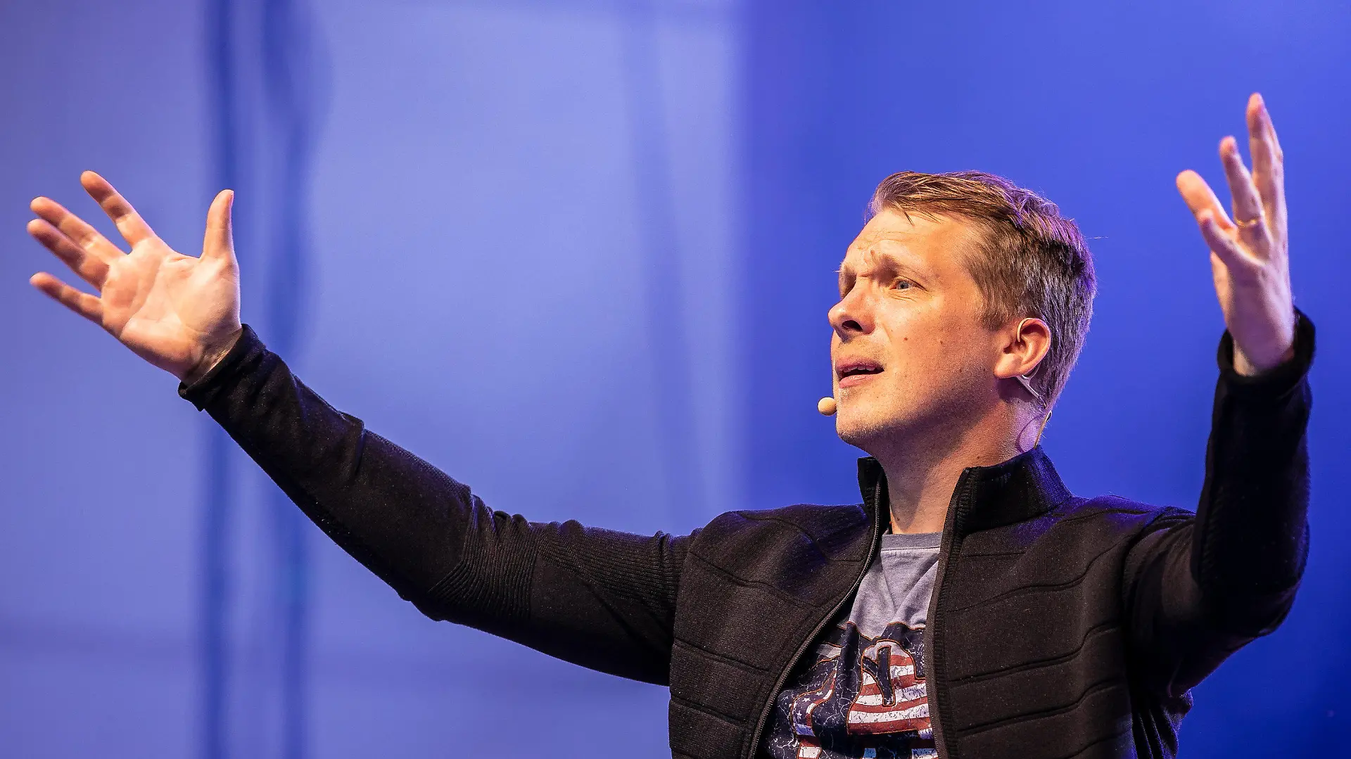 ARCHIV - 03.06.2021, Niedersachsen, Hannover: Comedian Oliver Pocher tritt mit seinem Programm «Die Pochers» auf der Gilde Parkbühne auf. Die Veranstaltung bildet den Auftakt der Open-Air-Reihe «Back on stage». Pocher ist bei einem Konzert im schleswig-holsteinischen Hartenholm von der Polizei vom Gelände begleitet worden, weil er gegen das Hygienekonzept des Veranstalters verstoßen haben soll. (zu dpa "Streit über Hygienekonzept: Oliver Pocher von Polizei abgeführt") Foto: Moritz Frankenberg/dpa +++ dpa-Bildfunk +++