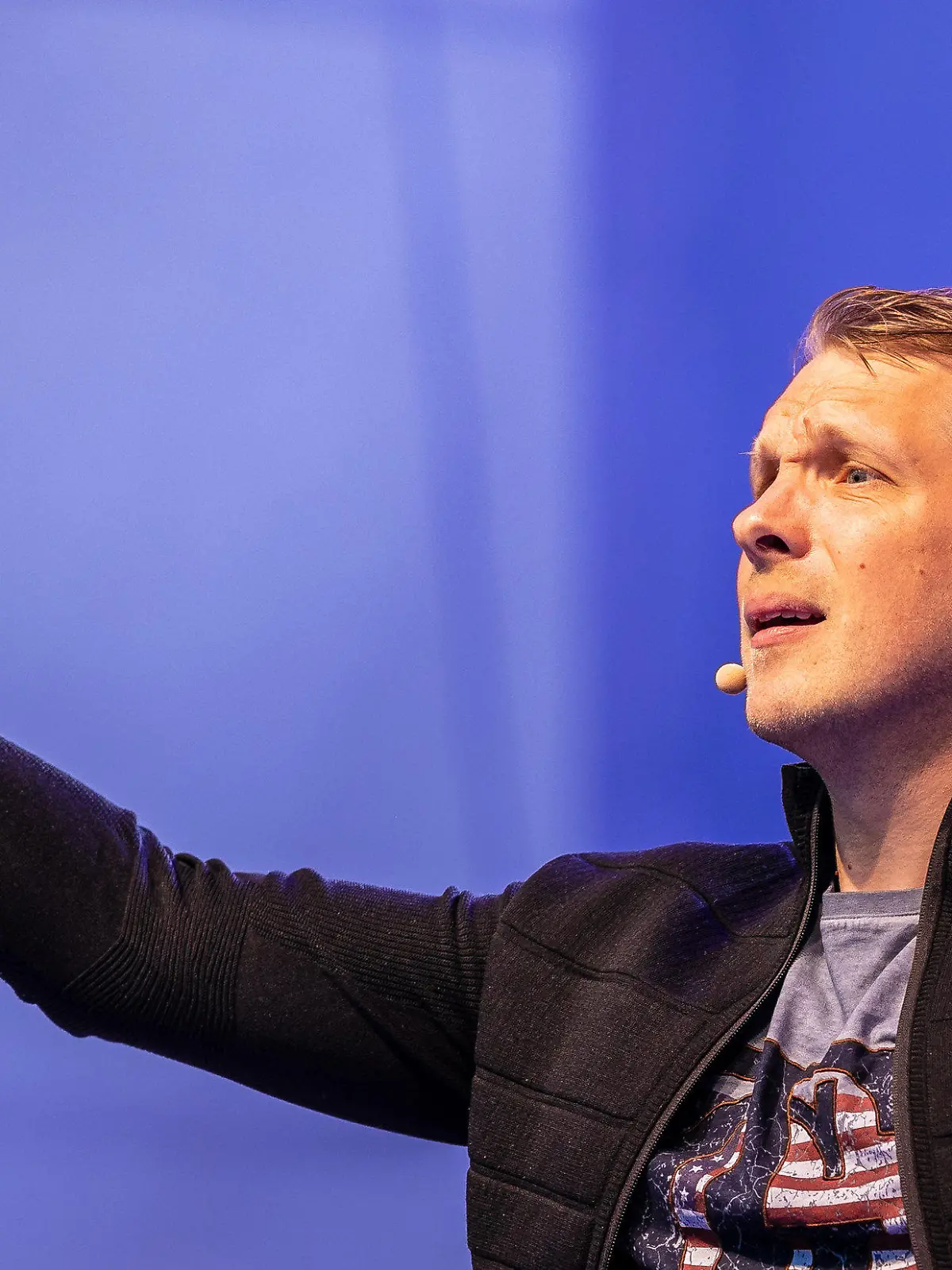 ARCHIV - 03.06.2021, Niedersachsen, Hannover: Comedian Oliver Pocher tritt mit seinem Programm «Die Pochers» auf der Gilde Parkbühne auf. Die Veranstaltung bildet den Auftakt der Open-Air-Reihe «Back on stage». Pocher ist bei einem Konzert im schleswig-holsteinischen Hartenholm von der Polizei vom Gelände begleitet worden, weil er gegen das Hygienekonzept des Veranstalters verstoßen haben soll. (zu dpa "Streit über Hygienekonzept: Oliver Pocher von Polizei abgeführt") Foto: Moritz Frankenberg/dpa +++ dpa-Bildfunk +++