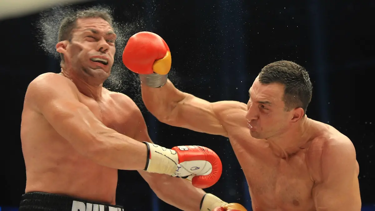 GER, WBC WM, Wladimir Klitschko vs. Kubrat Pulev 15.11.2010, o2 World, Hamburg, GER, Weltmeisterschaft Schwergewicht, Wladimir Klitschko (GER) vs Kubrat Pulev (BUL), im Bild Wladimir Klitschko boxt mit Kubrat Pulevger WBC World Cup Wladimir Klitschko vs Kubrat Pulev 15 11 2010 O2 World Hamburg ger World Cup Heavy weight Wladimir Klitschko ger vs Kubrat Pulev Bul in Picture Wladimir Klitschko boxes with Kubrat Pulev