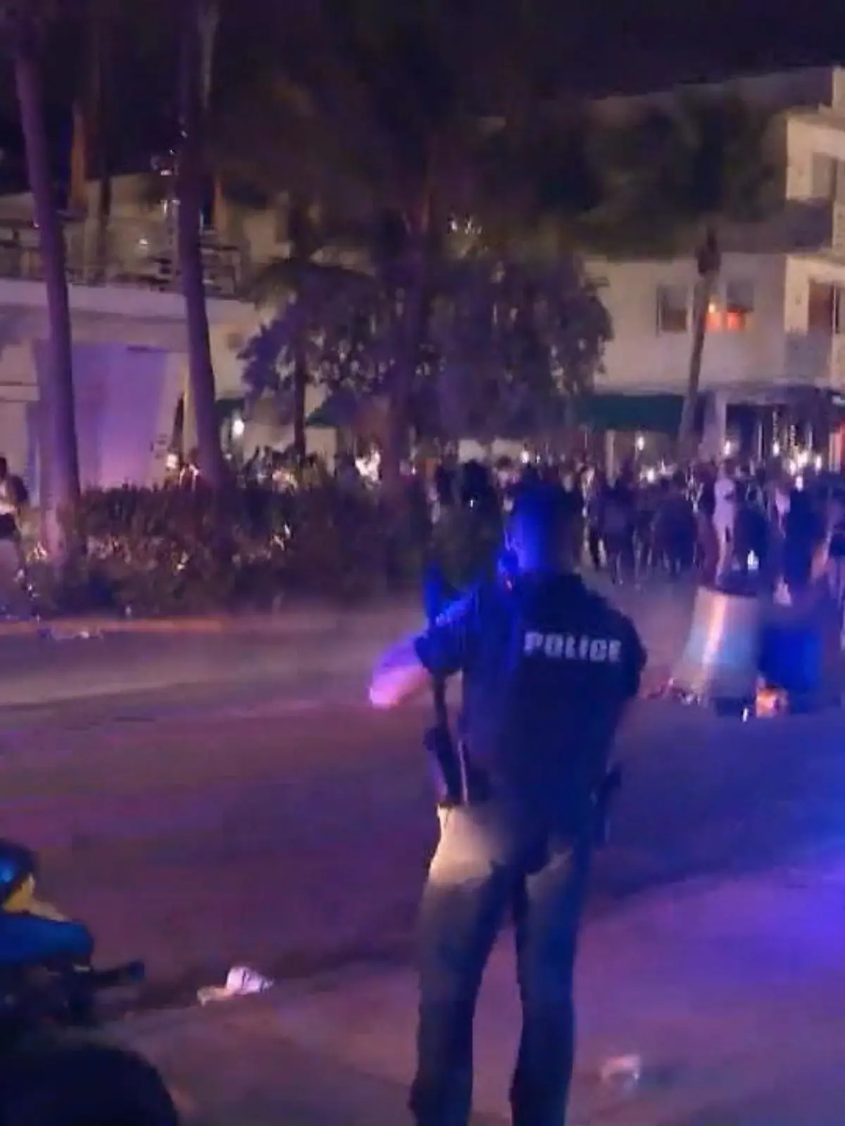 Die Stadt Miami Beach hat bei den alljährlichen Studenten-Partys den Notstand ausgerufen und eine nächtliche Ausgangssperre verhängt. In den vergangenen Tagen waren bei Schießereien mindestens fünf Menschen verletzt worden.