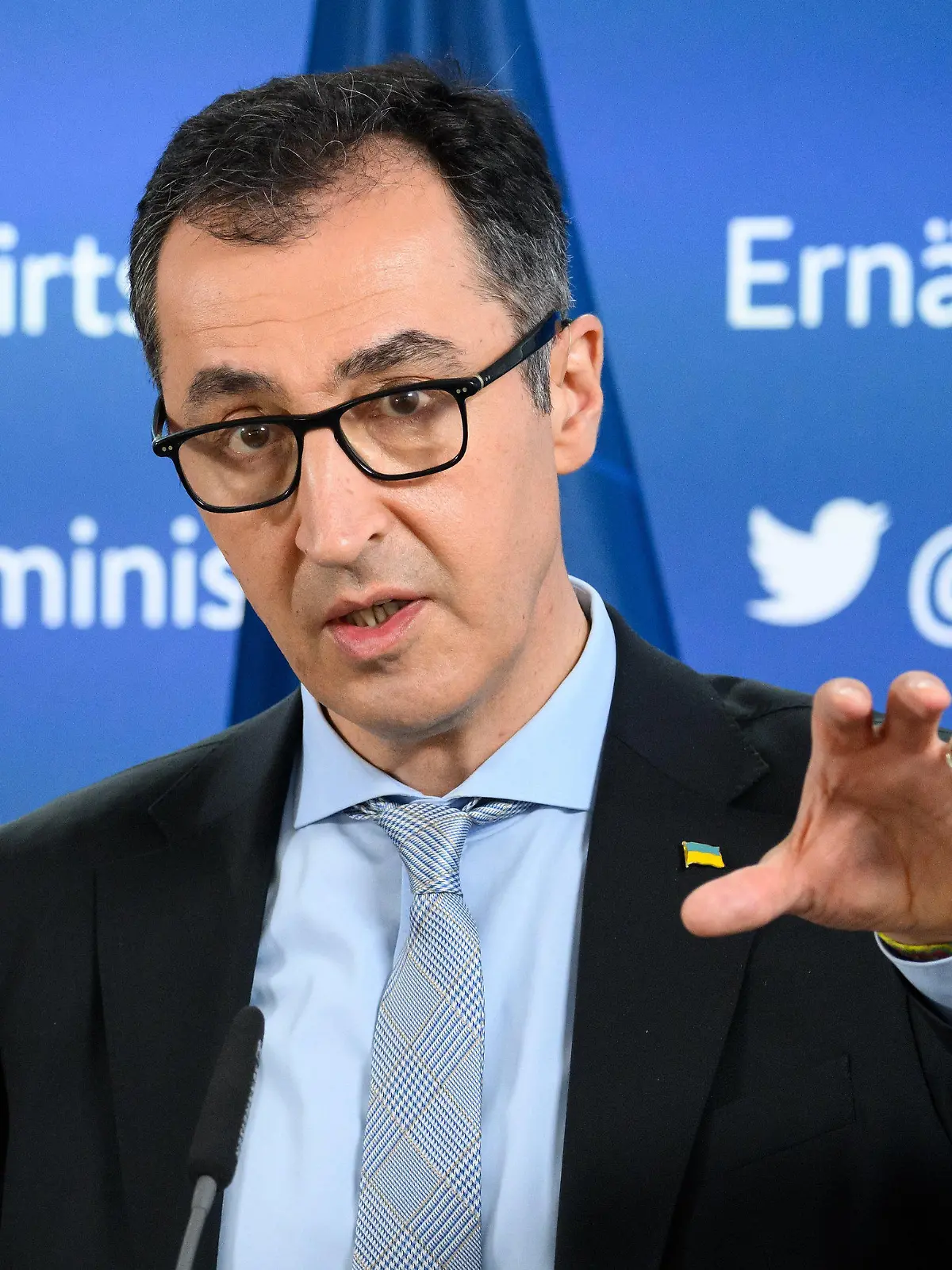 11.03.2022, Berlin: Cem Özdemir (Bündnis 90/Die Grünen), Bundesminister für Ernährung und Landwirtschaft, äußert sich bei einer Pressekonferenz nach einem Sondertreffen der G7-Agrarministerinnen und -minister. Bundeslandwirtschaftsminister Özdemir hat wegen der Auswirkungen des Krieges in der Ukraine die Agrarministerinnen und -minister der G7-Staaten, sowie den ukrainischen Agrarminister und internationale Institutionen zu einer außerordentlichen Konferenz über globale Ernährungssicherung sowie der Offenhaltung und Stabilisierung von Märkten für landwirtschaftliche Produkte eingeladen. Foto: Bernd von Jutrczenka/dpa +++ dpa-Bildfunk +++