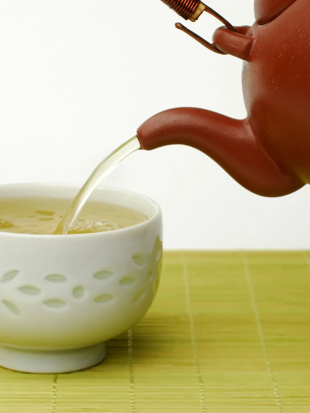 Eingiessen von Tee / Teekanne, Teetasse, Teeschale, Japan Sencha, Gruentee, Grüntee | Verwendung weltweit