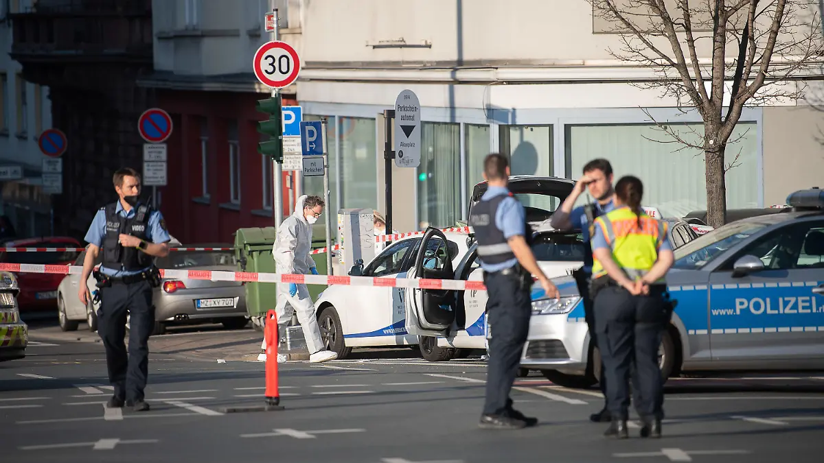 22.03.2022, Rheinland-Pfalz, Mainz: Polizeibeamte arbeiten nach einem Polizeieinsatz am Aliceplatz. Bei einem Polizeieinsatz in der Mainzer Innenstadt ist ein Mensch verletzt worden. Ein Beamter habe einen Mann mit einem Schuss gestoppt, der nach ersten Ermittlungen zuvor mit einem Messer andere Menschen bedroht und verletzt habe, teilte ein Polizeisprecher mit. Foto: Sebastian Gollnow/dpa +++ dpa-Bildfunk +++