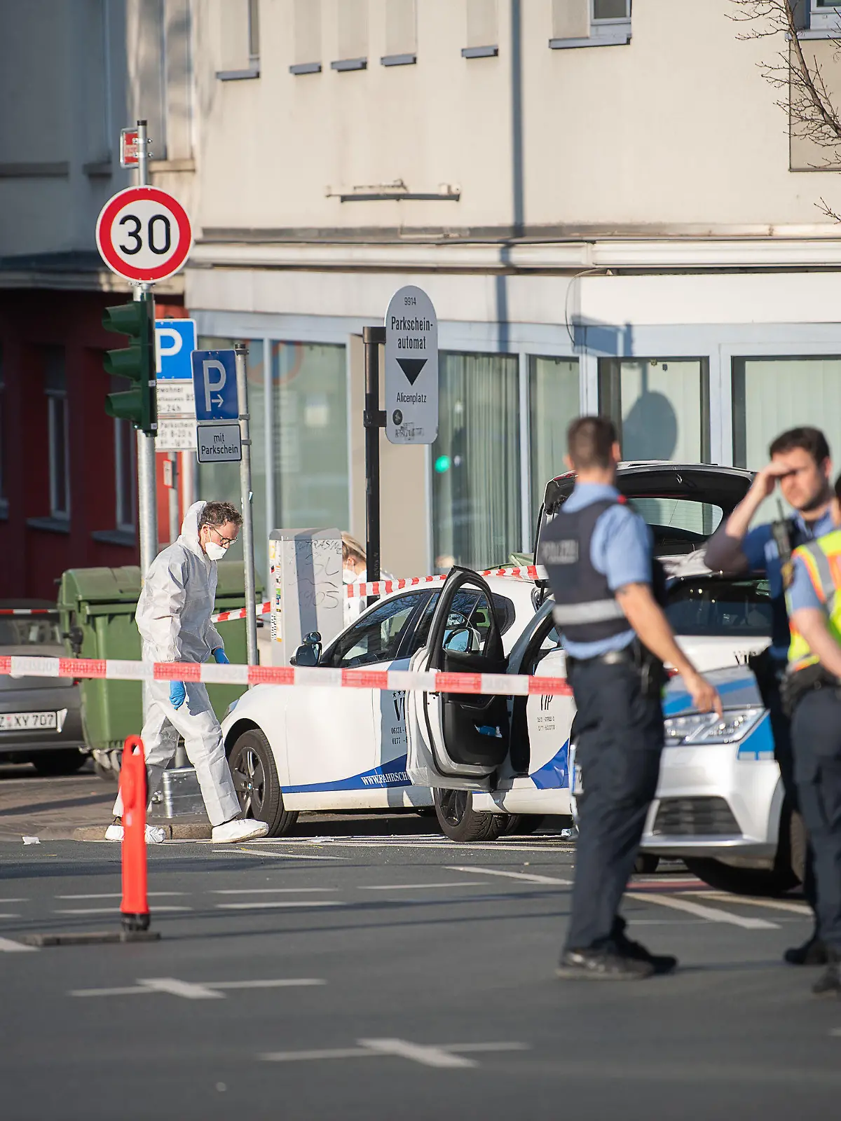 22.03.2022, Rheinland-Pfalz, Mainz: Polizeibeamte arbeiten nach einem Polizeieinsatz am Aliceplatz. Bei einem Polizeieinsatz in der Mainzer Innenstadt ist ein Mensch verletzt worden. Ein Beamter habe einen Mann mit einem Schuss gestoppt, der nach ersten Ermittlungen zuvor mit einem Messer andere Menschen bedroht und verletzt habe, teilte ein Polizeisprecher mit. Foto: Sebastian Gollnow/dpa +++ dpa-Bildfunk +++