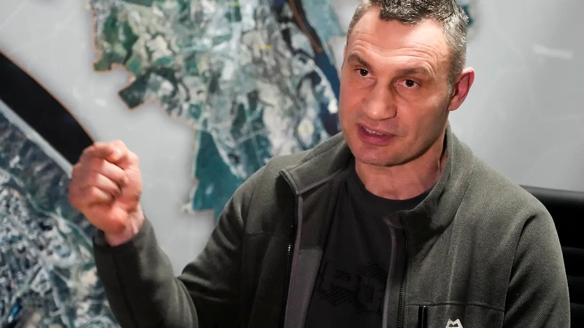 27.02.2022, Ukraine, Kiew: Vitali Klitschko, Bürgermeister von Kiew und ehemaliger Box-Profi, gestikuliert während eines Interviews mit der Associated Press (AP) in seinem Büro im Rathaus. (Zu dpa !Vitali Klitschko wirft Russland Lügen vor") Foto: Efrem Lukatsky/AP/dpa +++ dpa-Bildfunk +++