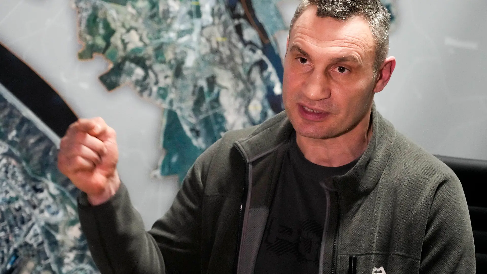 27.02.2022, Ukraine, Kiew: Vitali Klitschko, Bürgermeister von Kiew und ehemaliger Box-Profi, gestikuliert während eines Interviews mit der Associated Press (AP) in seinem Büro im Rathaus. (Zu dpa !Vitali Klitschko wirft Russland Lügen vor") Foto: Efrem Lukatsky/AP/dpa +++ dpa-Bildfunk +++